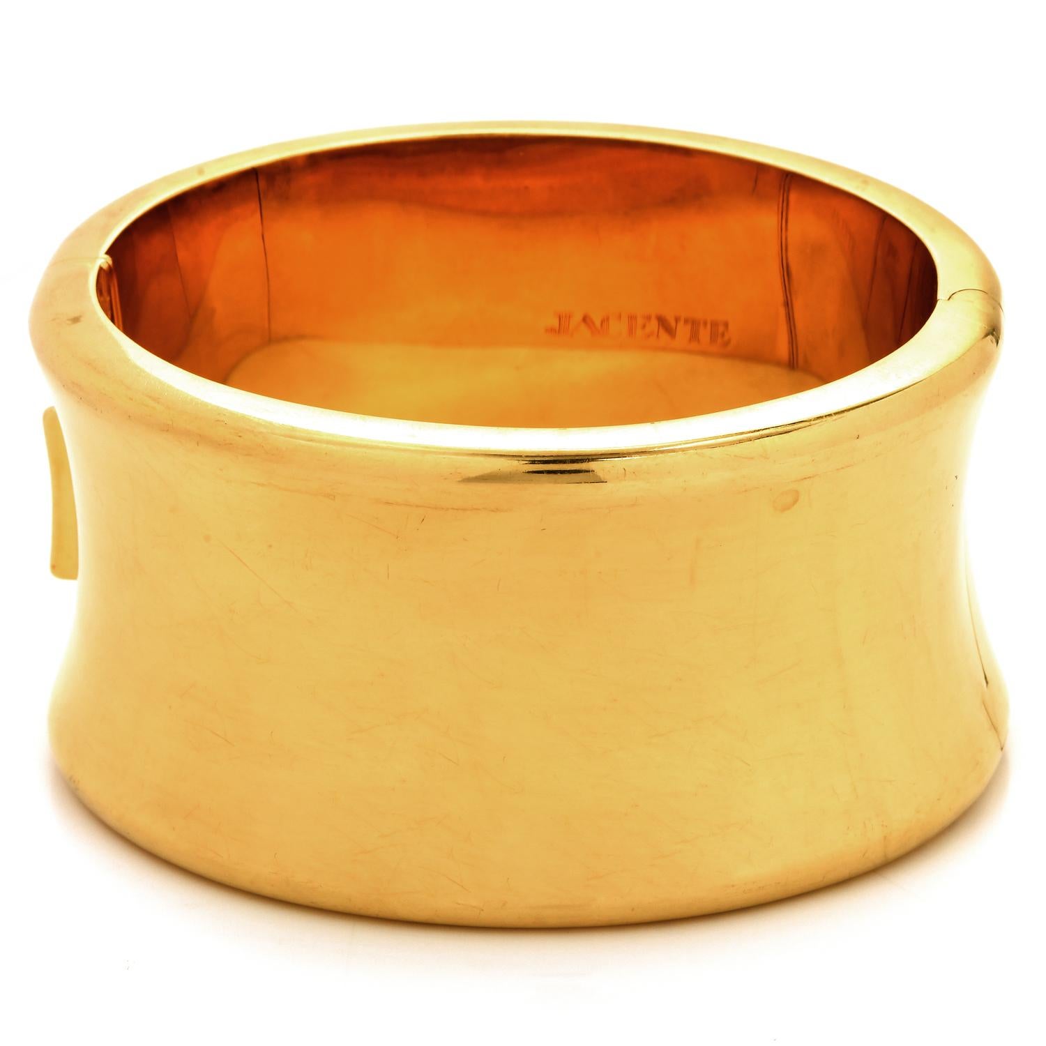 Moderne Bracelet jonc large italien concave en or 18 carats poli de haute qualité en vente