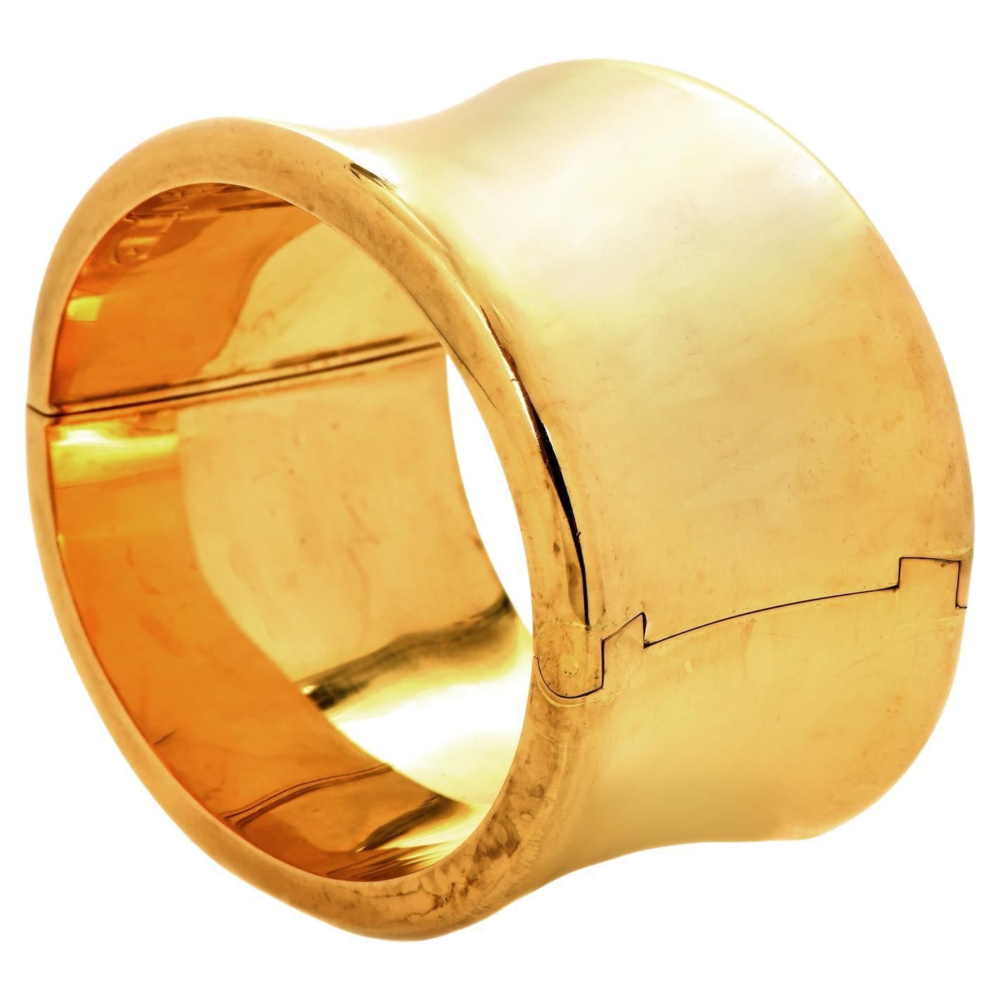 Bracelet jonc large italien concave en or 18 carats poli de haute qualité en vente