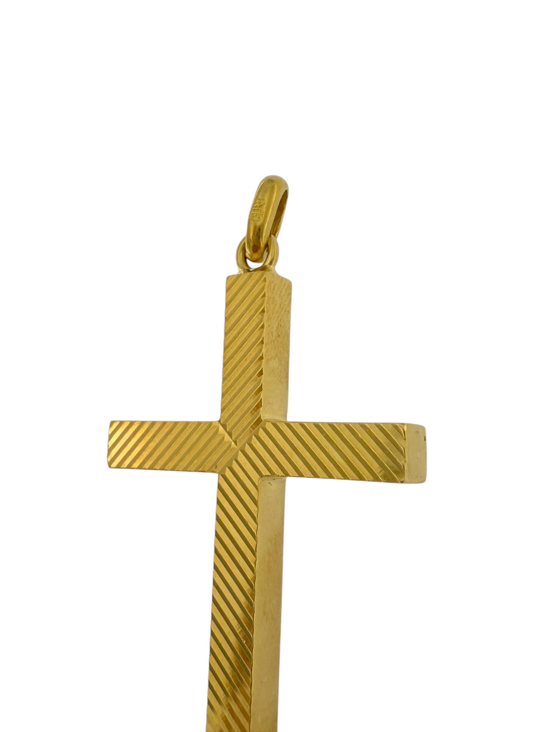 Cette croix italienne moderne en or jaune 18 carats est une expression raffinée du design contemporain, caractérisée par un travail en relief aux lignes nettes et géométriques. Le motif structuré confère à la pièce une sensation architecturale
