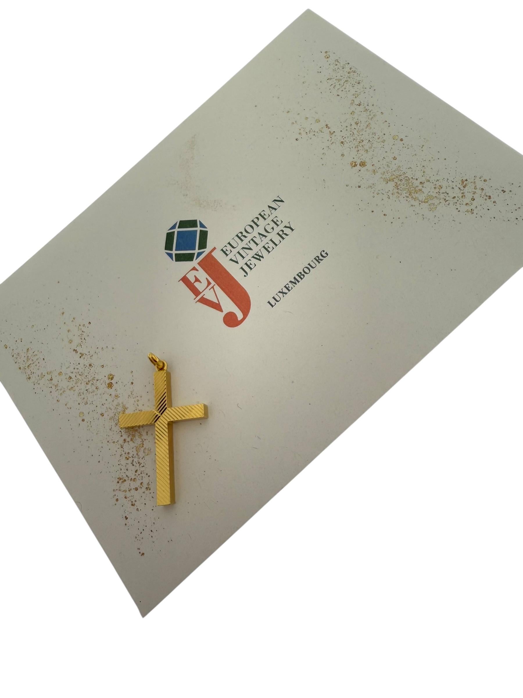 Croix italienne moderne en or jaune 18 carats en vente 2