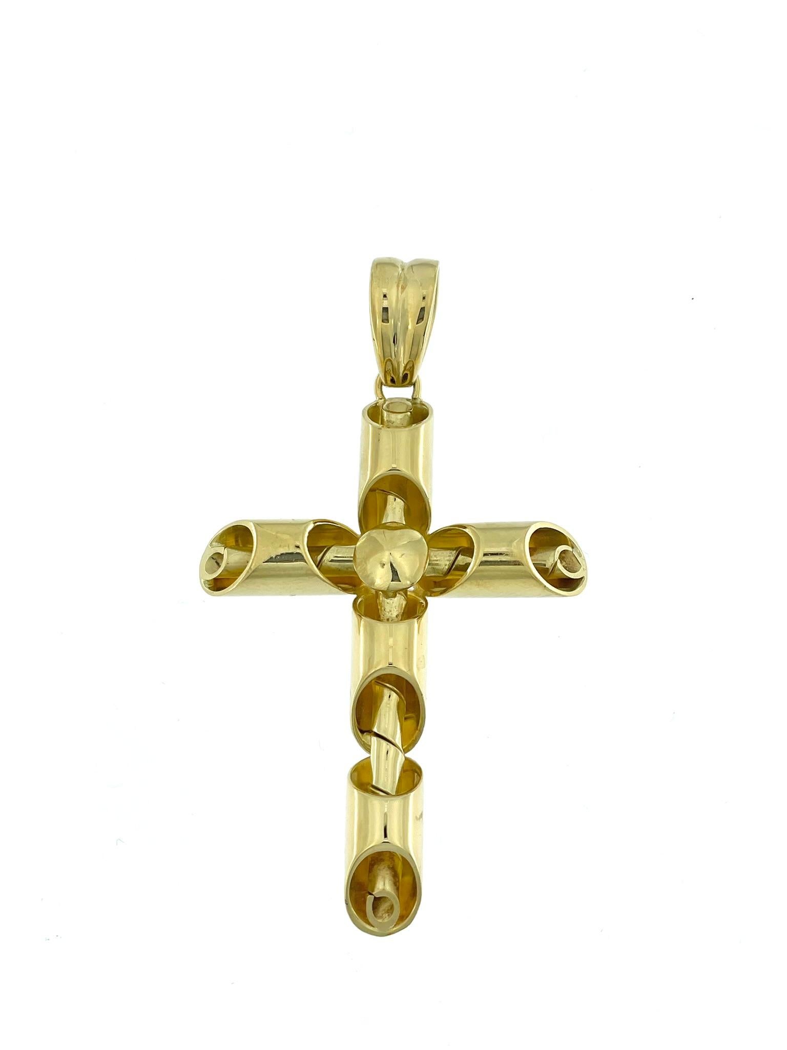 La croix italienne moderne est une interprétation contemporaine d'un symbole intemporel, réalisée avec un sens artistique et un souci du détail exceptionnels. Fabriquée en or jaune 18kt, cette croix respire l'élégance et la sophistication.

Le