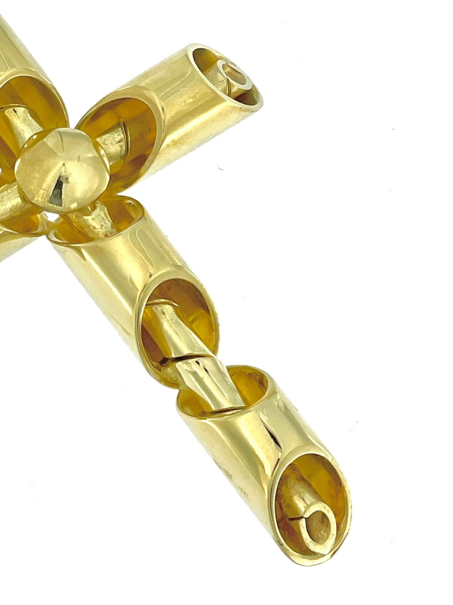 Croix italienne moderne de conception tubulaire en or jaune Unisexe en vente