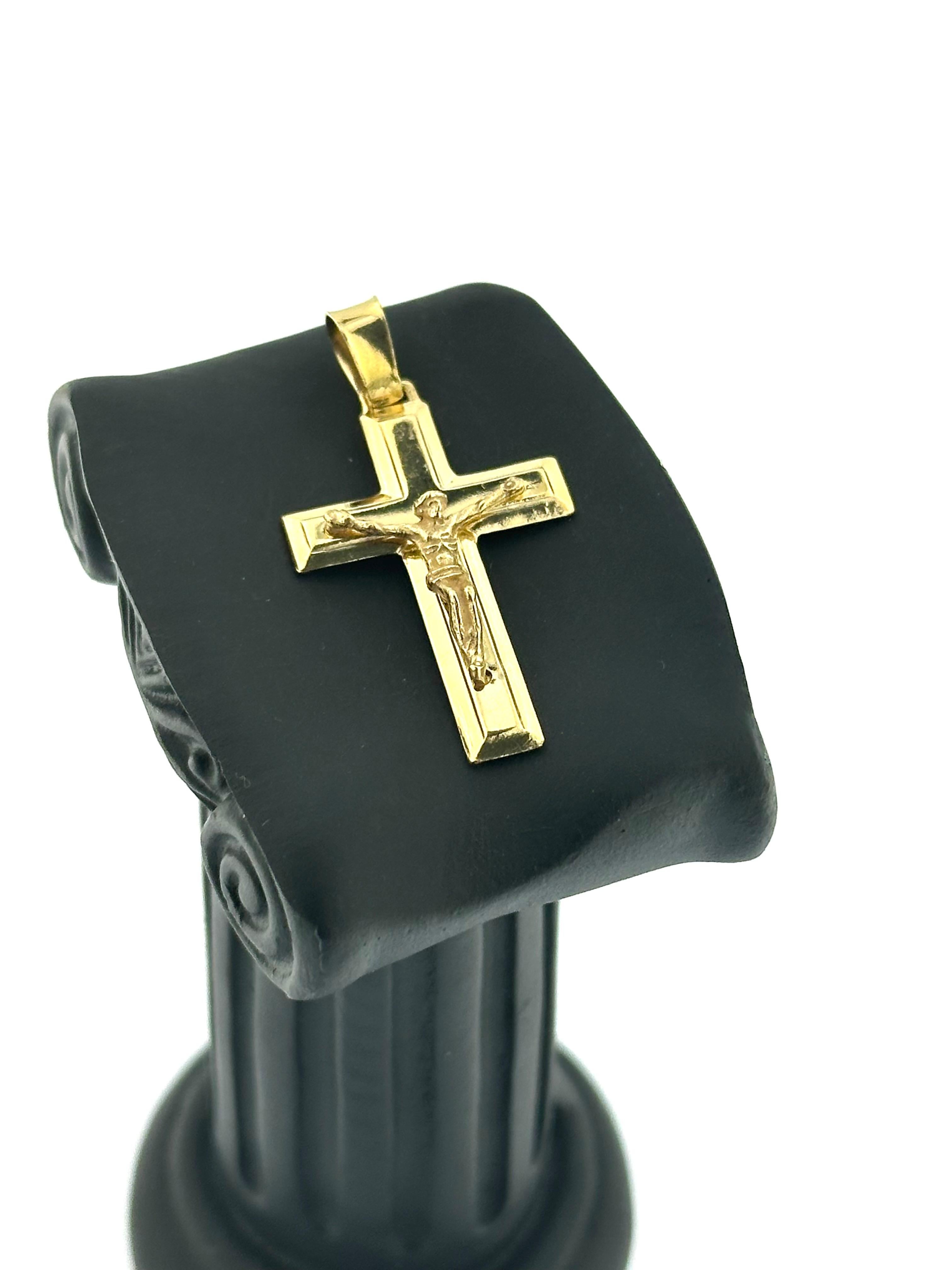Ce crucifix italien moderne est une pièce raffinée et contemporaine réalisée en or jaune 18kt. Le crucifix présente un design épuré avec des bras carrés, ce qui lui confère une esthétique propre et géométrique qui le distingue des styles