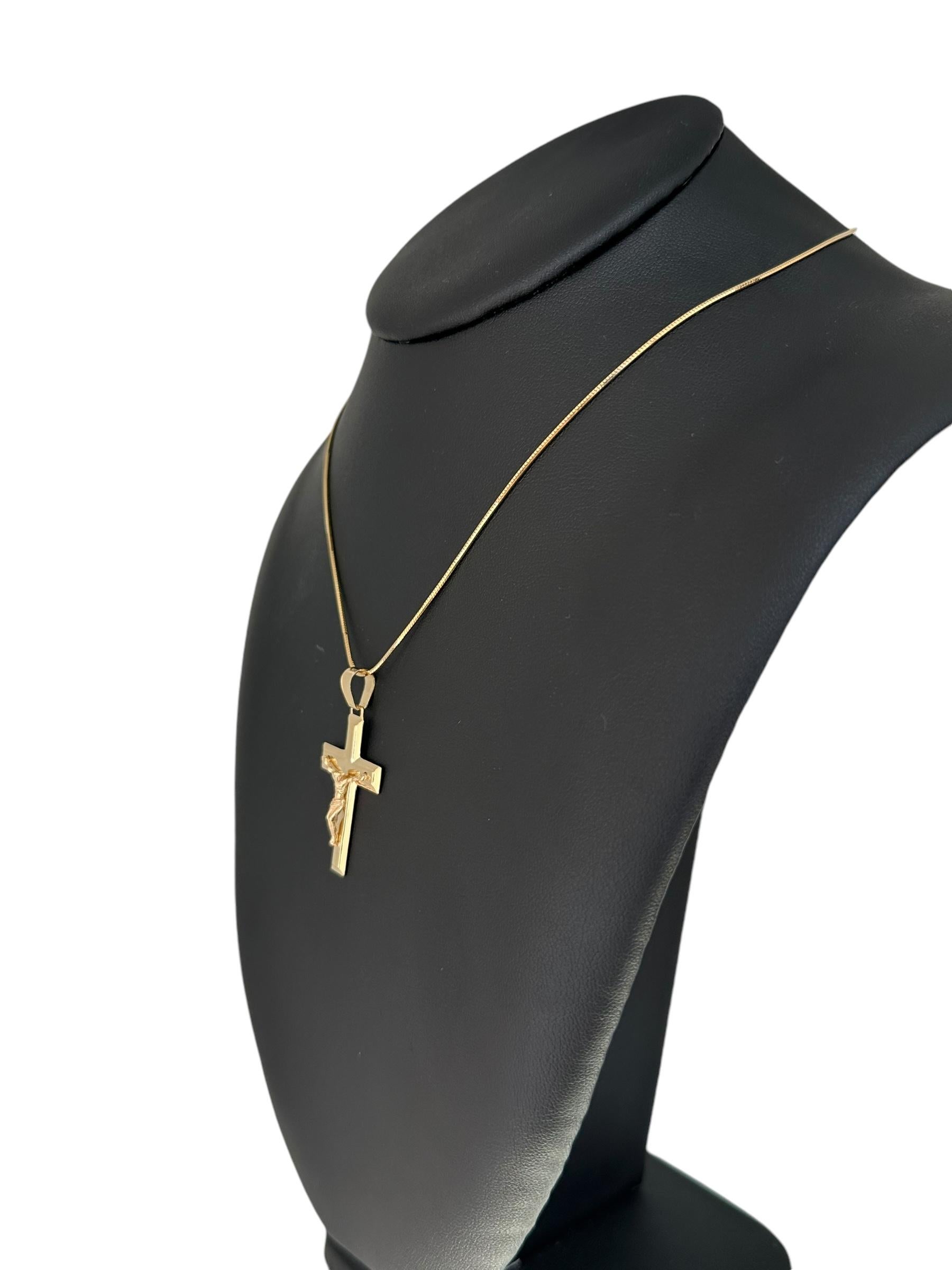 Crucifix italien moderne en or jaune 18 carats en vente 1