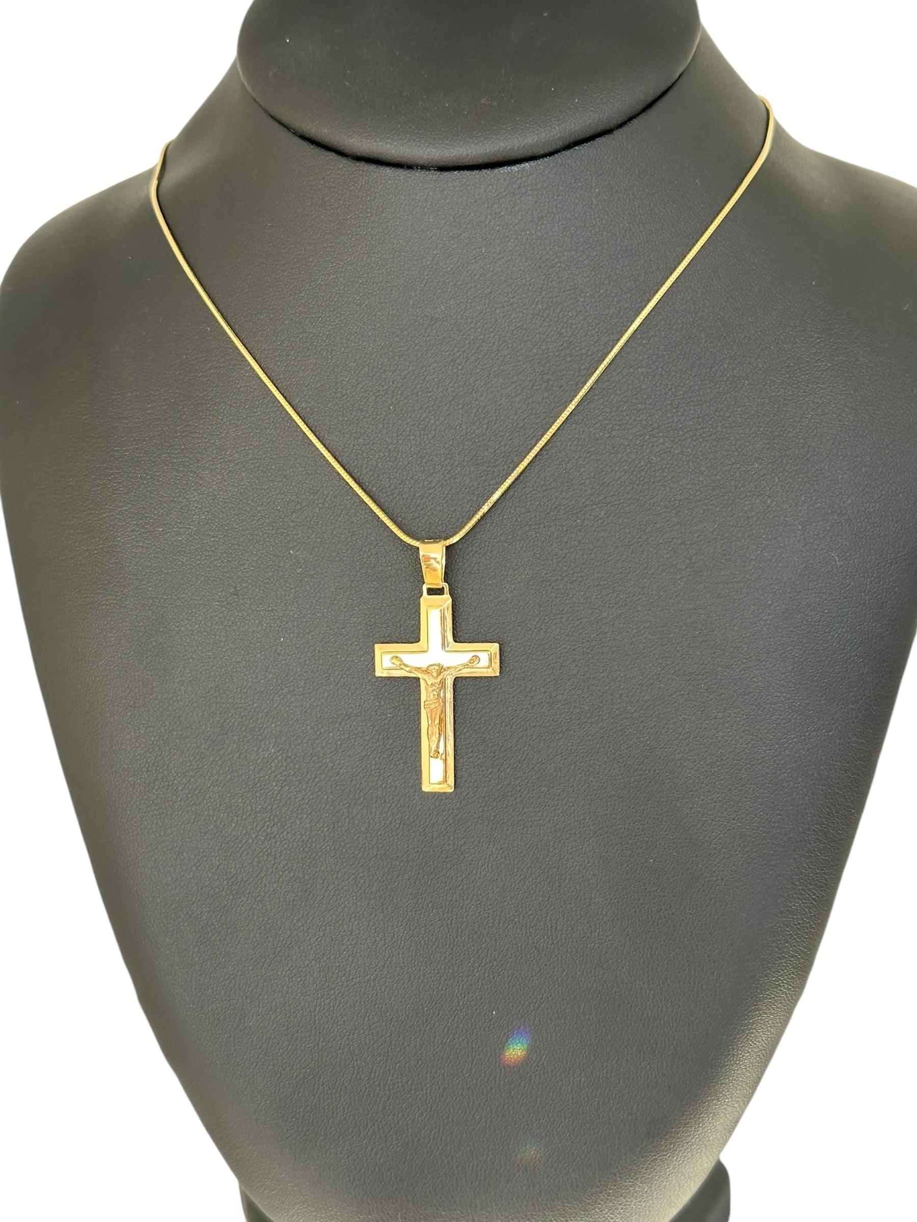 Crucifix italien moderne en or jaune 18 carats en vente 2