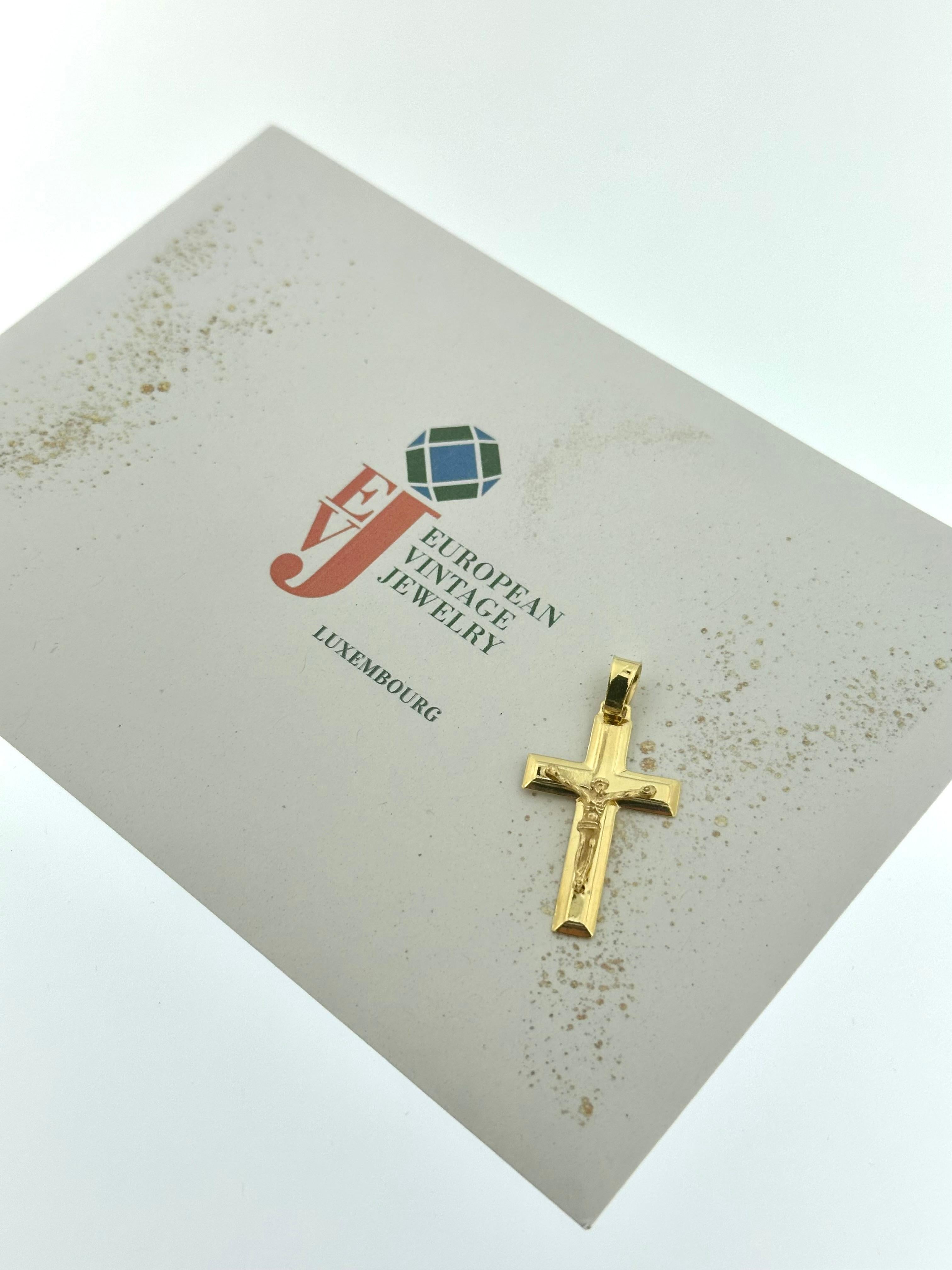 Crucifix italien moderne en or jaune 18 carats en vente 3