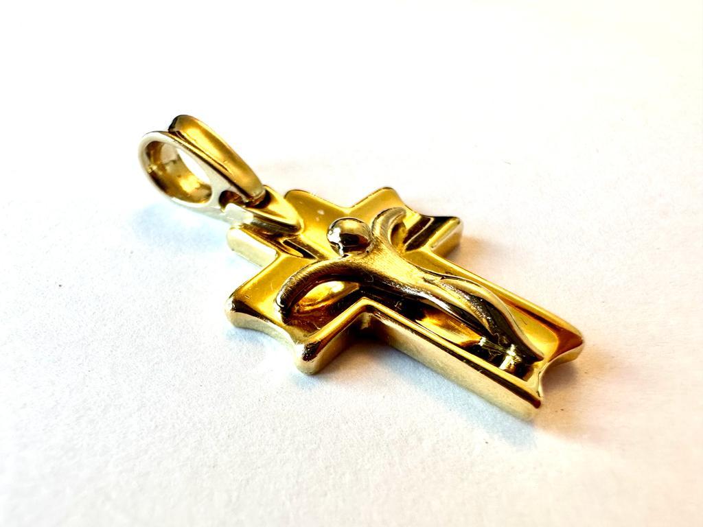 This modern italian crucifix is very stylized and combines yellow and white gold. The edges recalls the 