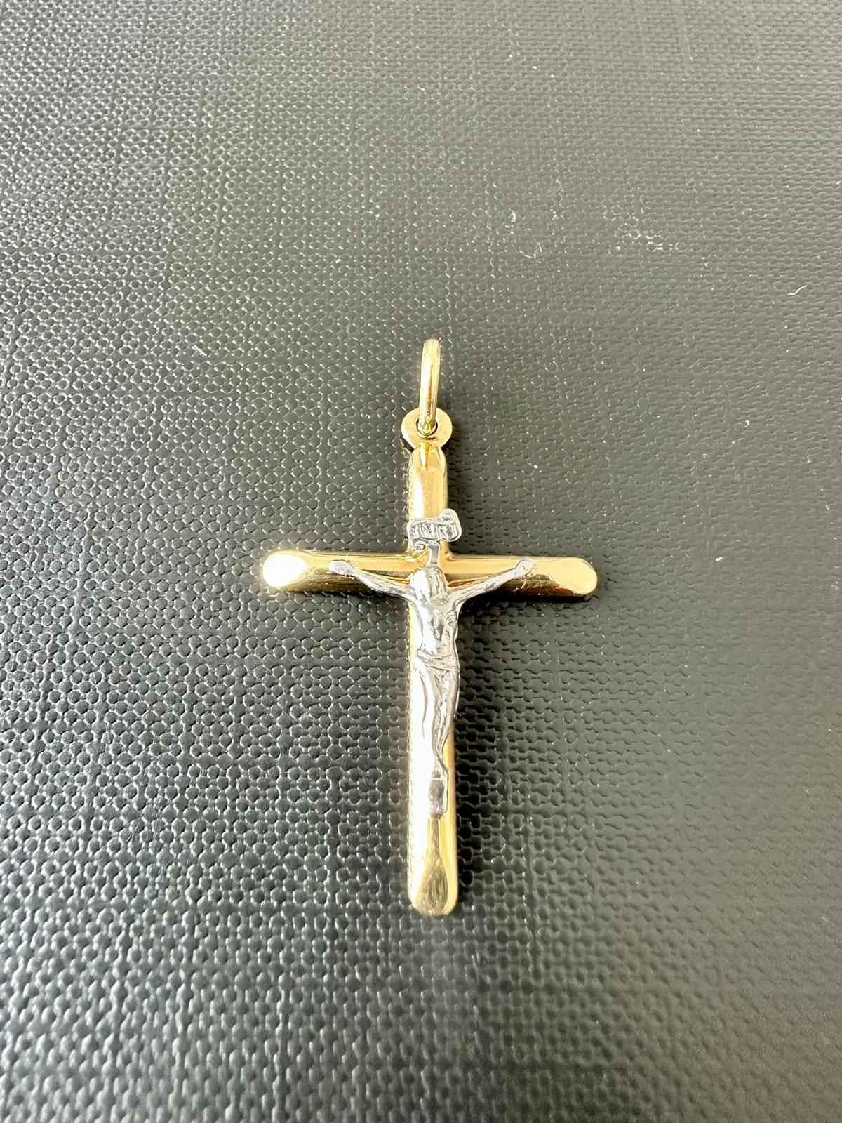 Questo crocifisso moderno, semplice ed elegante, è realizzato in oro giallo e bianco 18kt e prodotto in Italia. 

Il termine crocifisso si riferisce a una croce con Gesù sopra. La particolarità di questo crocifisso sta soprattutto nel lavoro di