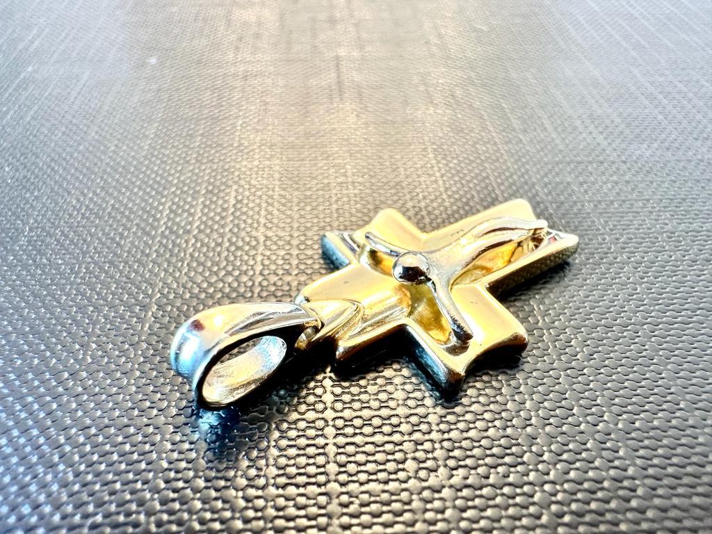 Moderne Crucifix italien moderne en or jaune et blanc 18 carats en vente