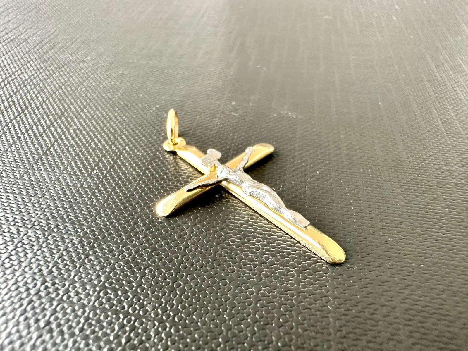 Modern Italian Crucifix 18kt Yellow and White Gold  In Good Condition For Sale In Esch-Sur-Alzette, LU