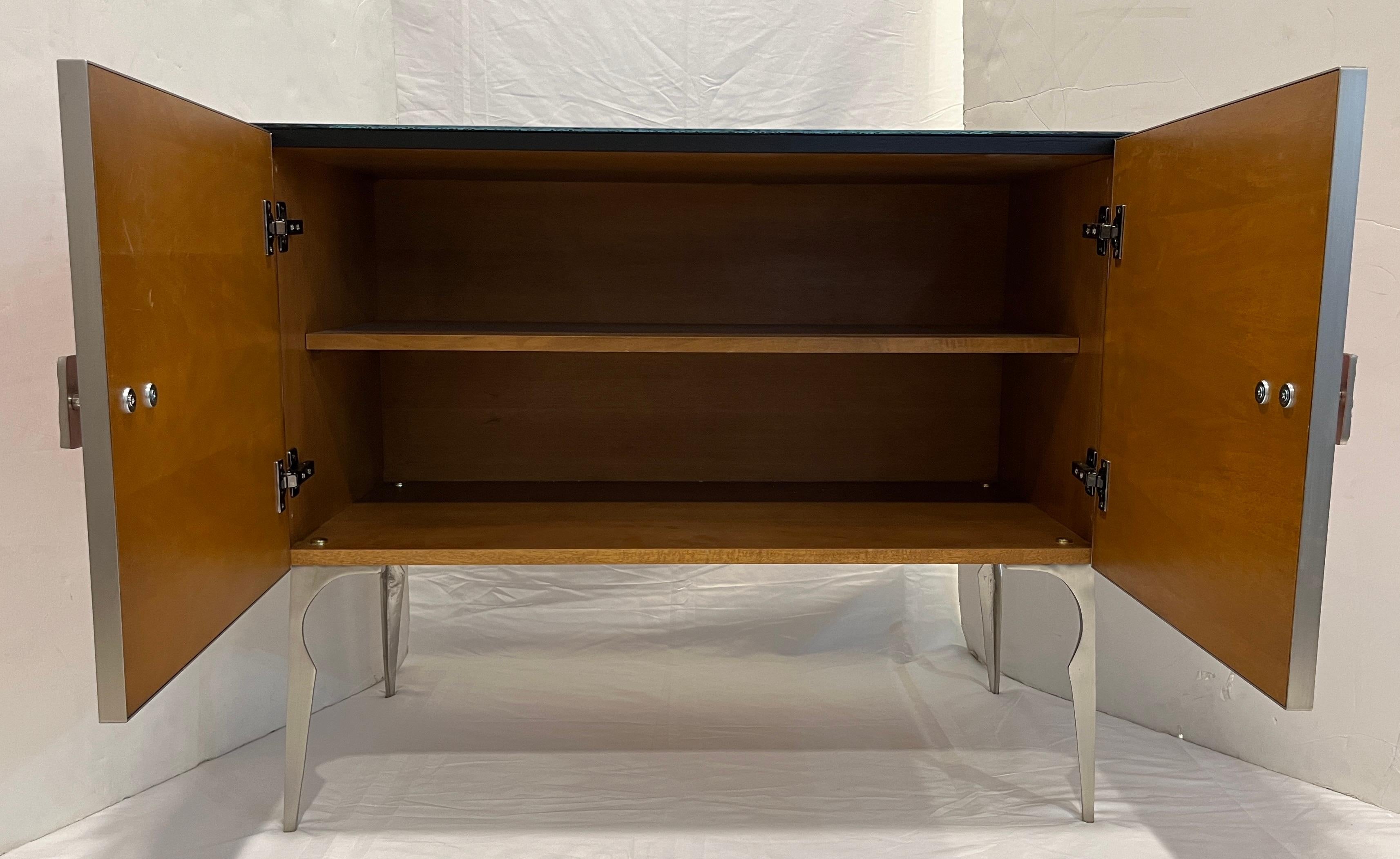 Brossé Meuble de bar/meuble de rangement de style Art déco italien moderne en nickel satiné à rayures roses, noires et roses en vente