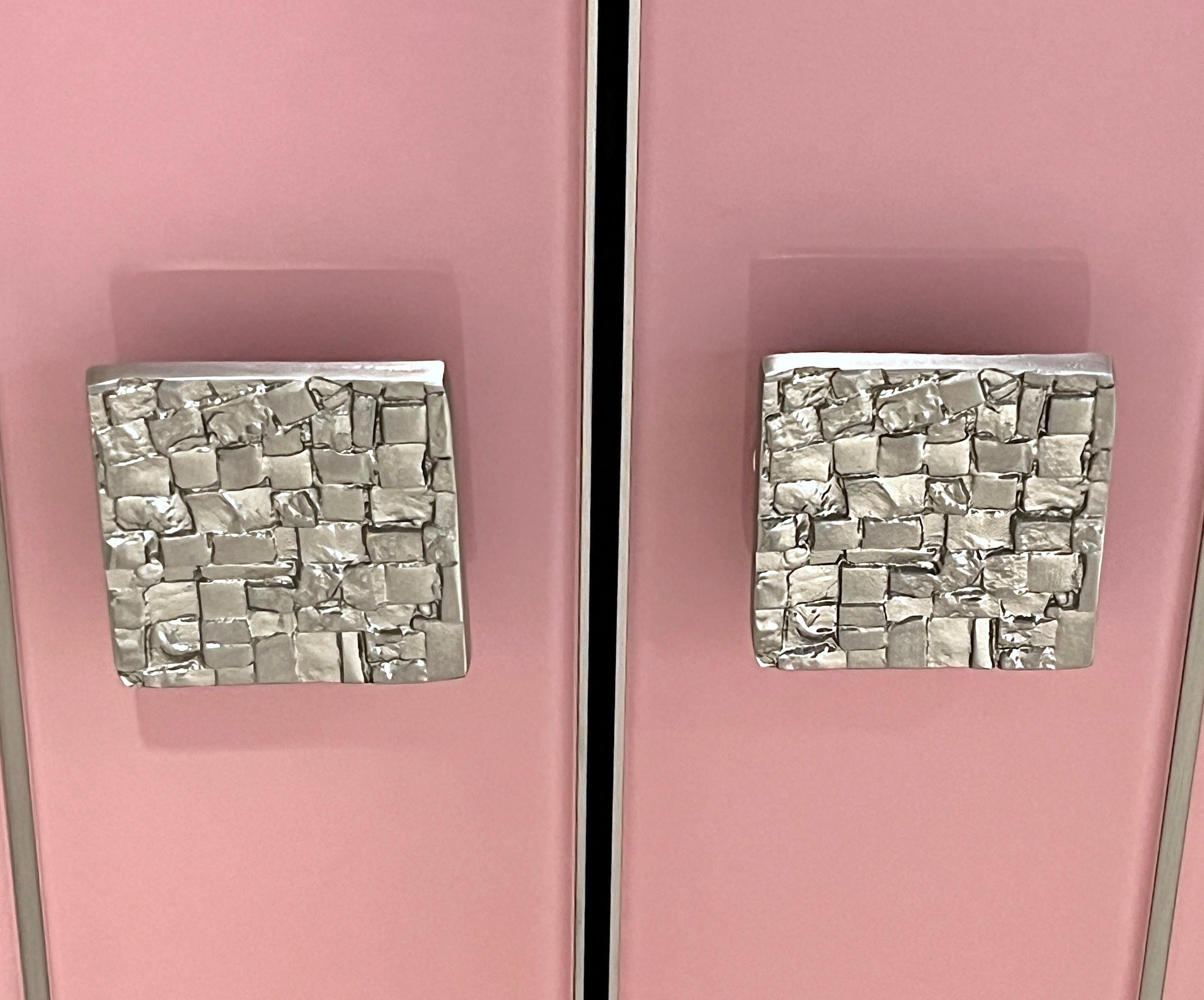Meuble de bar/meuble de rangement de style Art déco italien moderne en nickel satiné à rayures roses, noires et roses Neuf - En vente à New York, NY