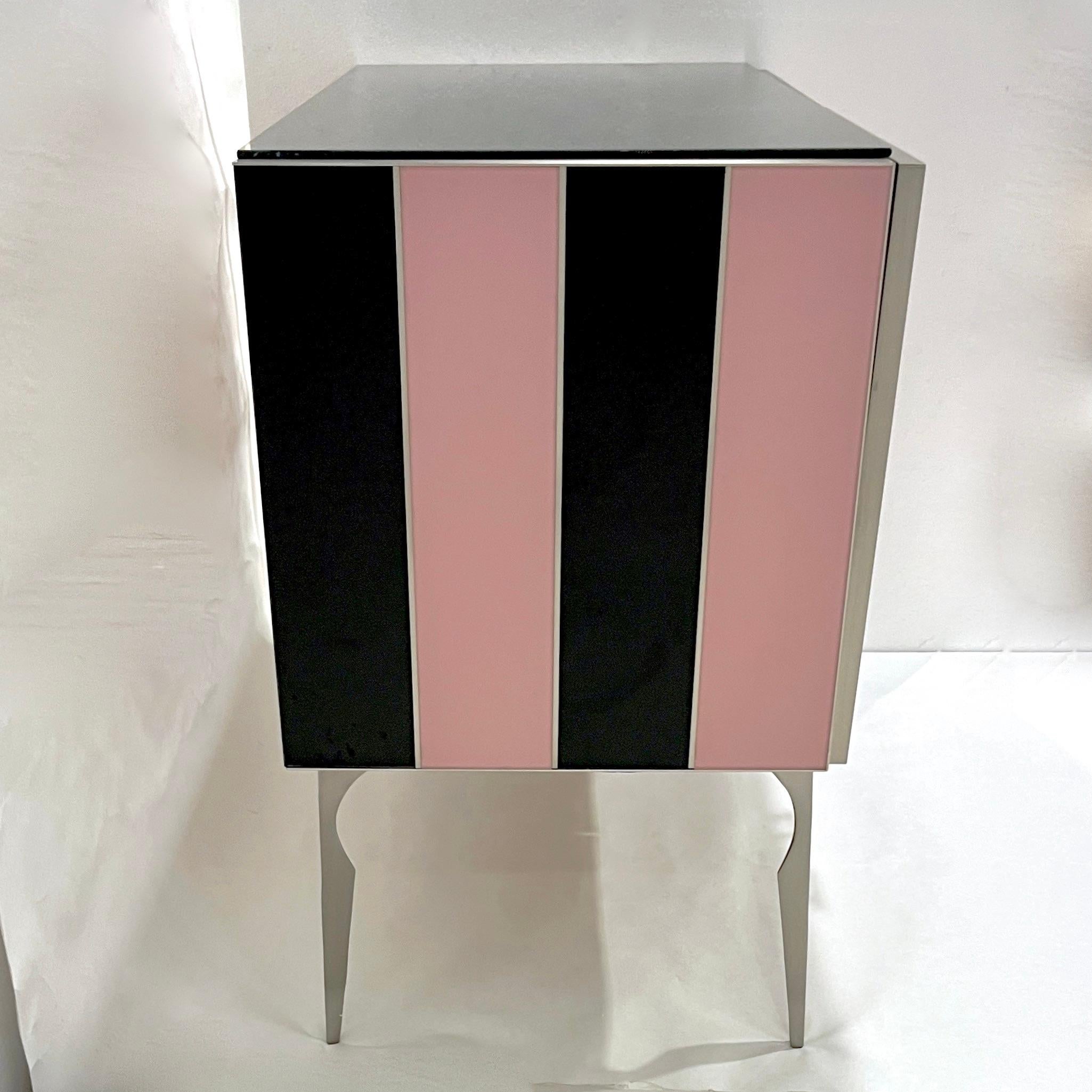 XXIe siècle et contemporain Meuble de bar/meuble de rangement de style Art déco italien moderne en nickel satiné à rayures roses, noires et roses en vente