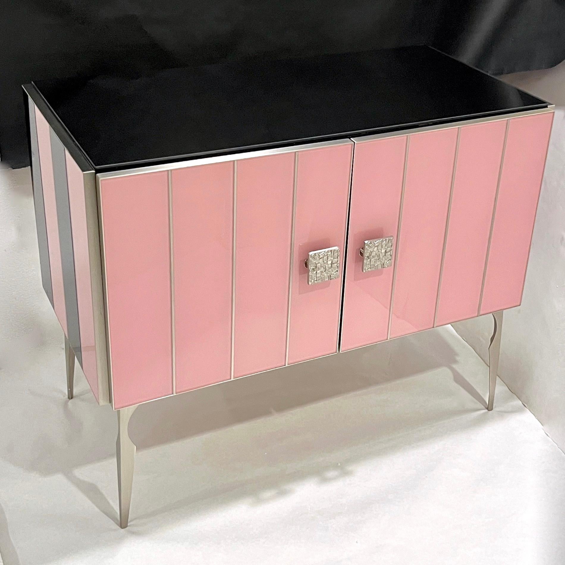 Meuble de bar/meuble de rangement de style Art déco italien moderne en nickel satiné à rayures roses, noires et roses en vente 1
