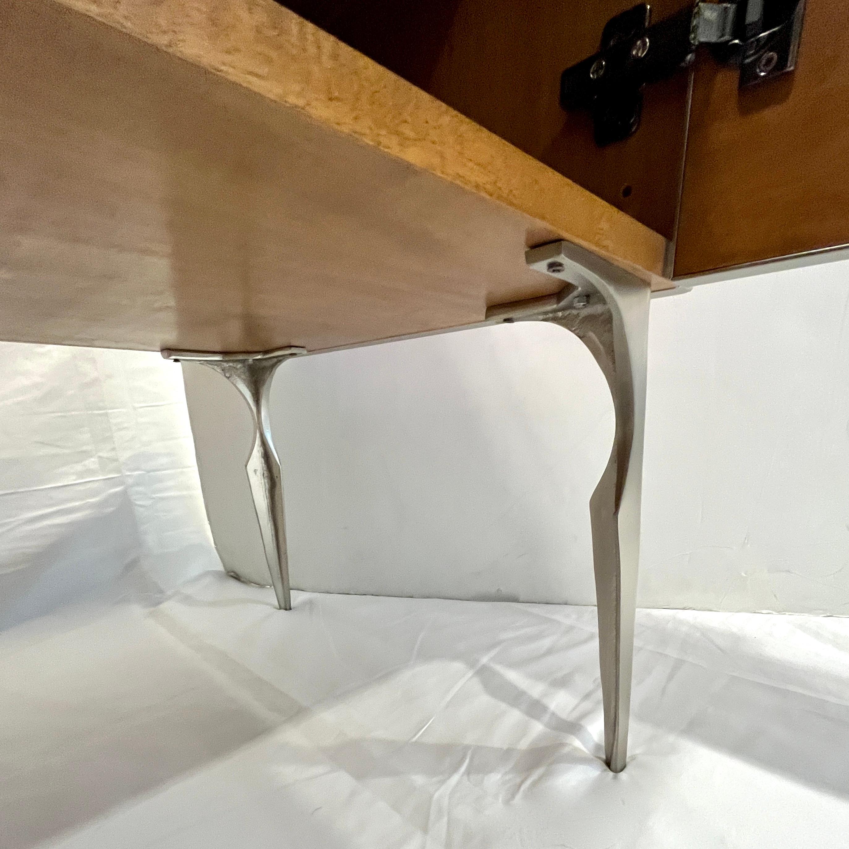 Meuble de bar/meuble de rangement de style Art déco italien moderne en nickel satiné à rayures roses, noires et roses en vente 2