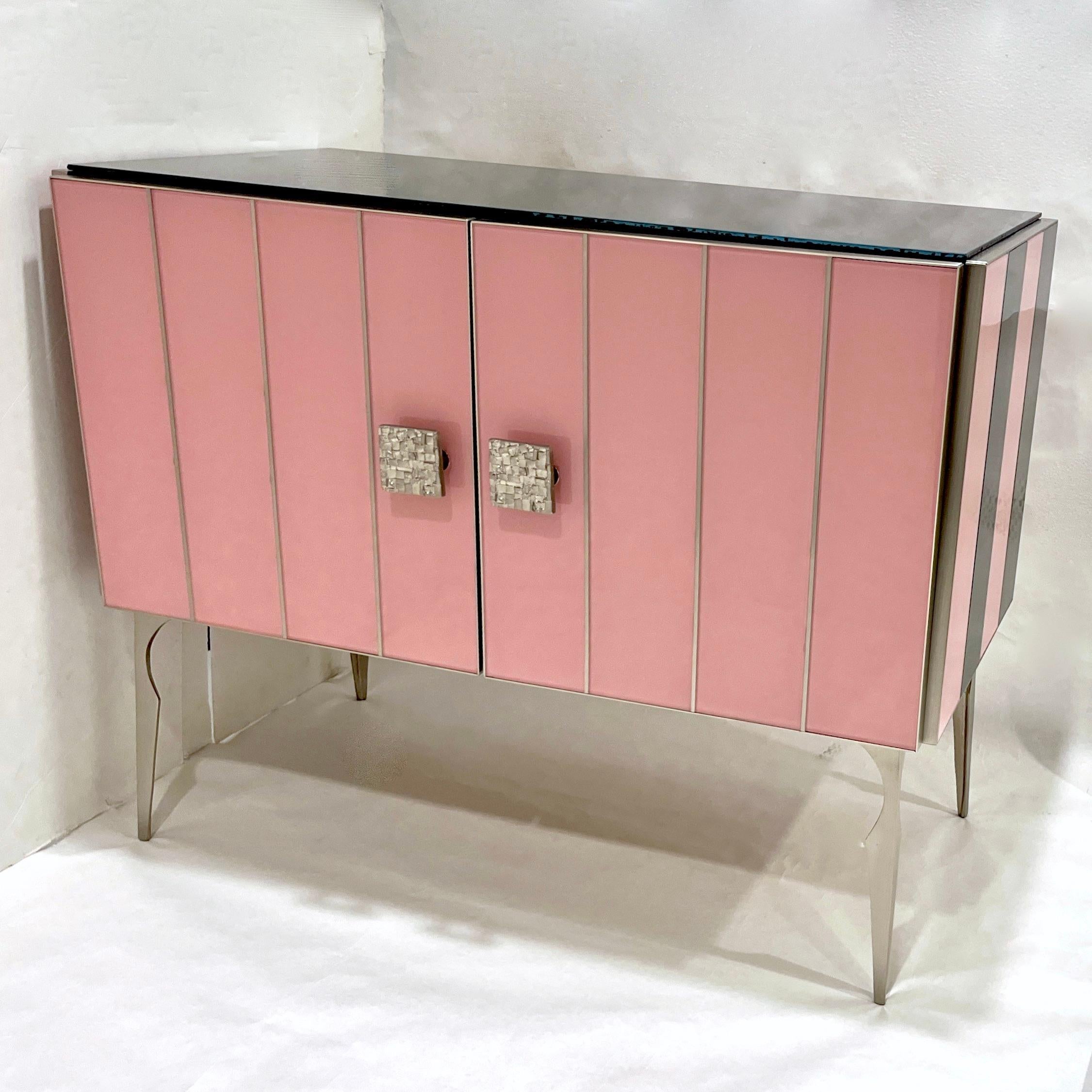 Meuble de bar/meuble de rangement de style Art déco italien moderne en nickel satiné à rayures roses, noires et roses en vente 3