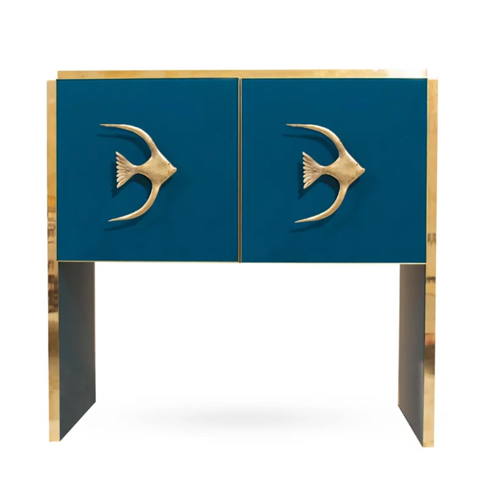 Lleva el océano a tu espacio con esta consola / aparador pequeño de 2 puertas, contemporáneo y personalizable, fabricado totalmente a mano en Italia, con un aire Art Déco minimalista, el marco decorado con cristal artístico en un tentador color