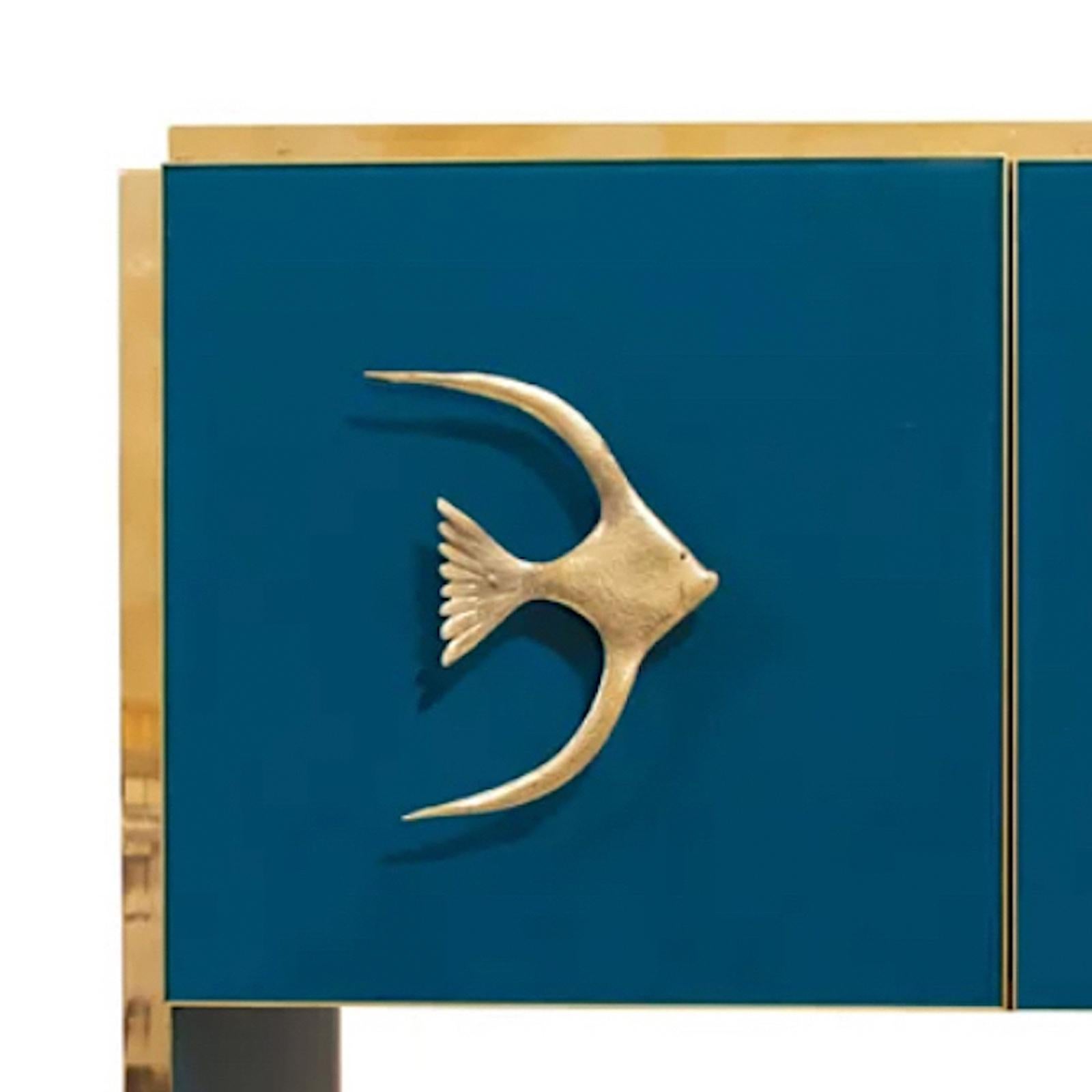Armario Italiano Moderno a Medida con Bordes de Latón y Pescado Marino Azul Teal en venta 1