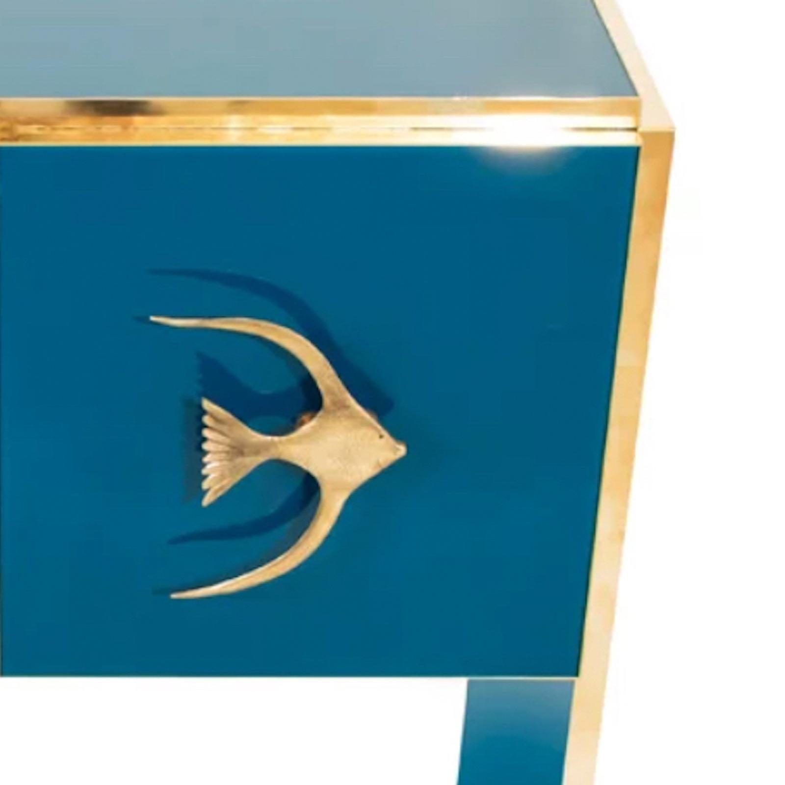 Armario Italiano Moderno a Medida con Bordes de Latón y Pescado Marino Azul Teal en venta 2
