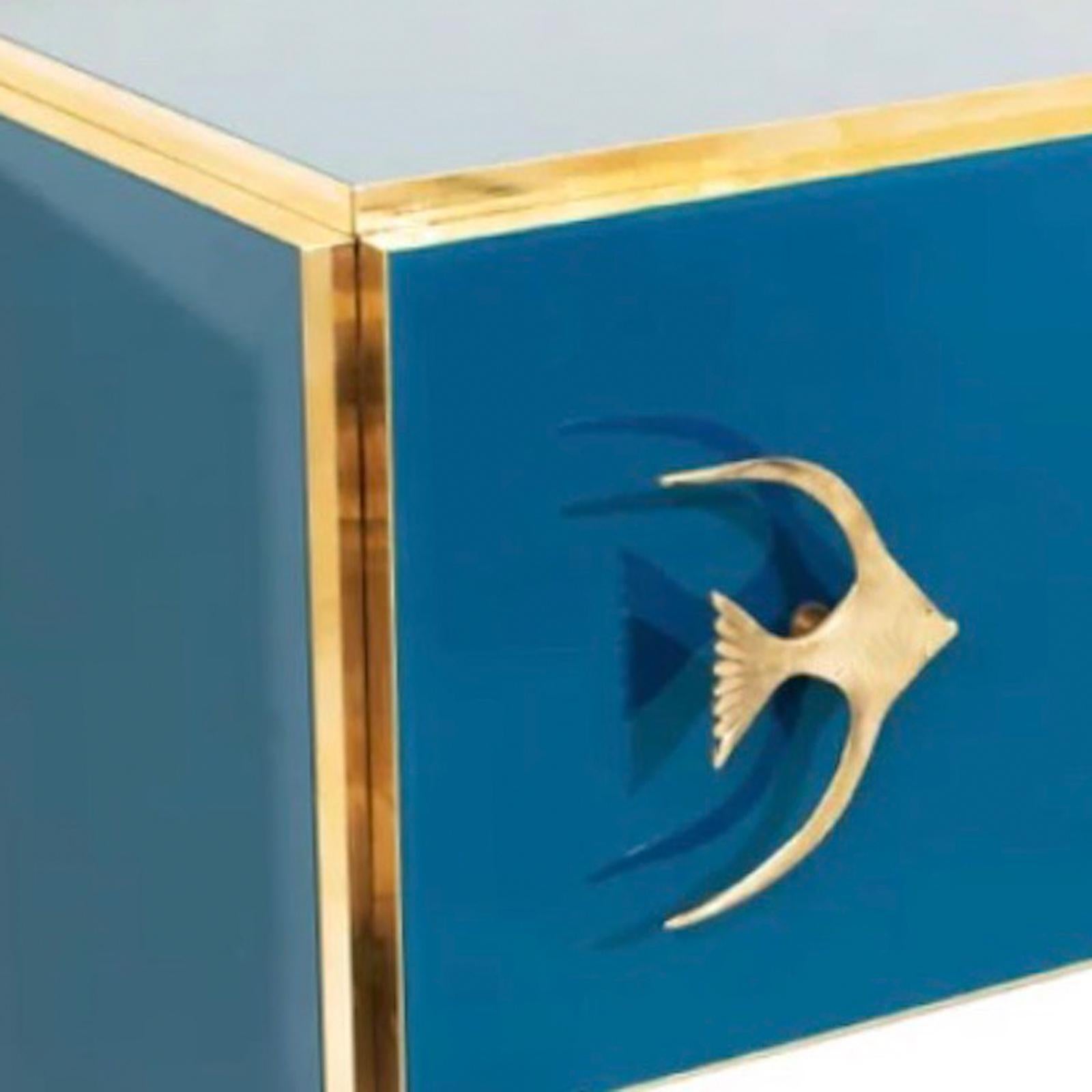 Armario Italiano Moderno a Medida con Bordes de Latón y Pescado Marino Azul Teal en venta 3