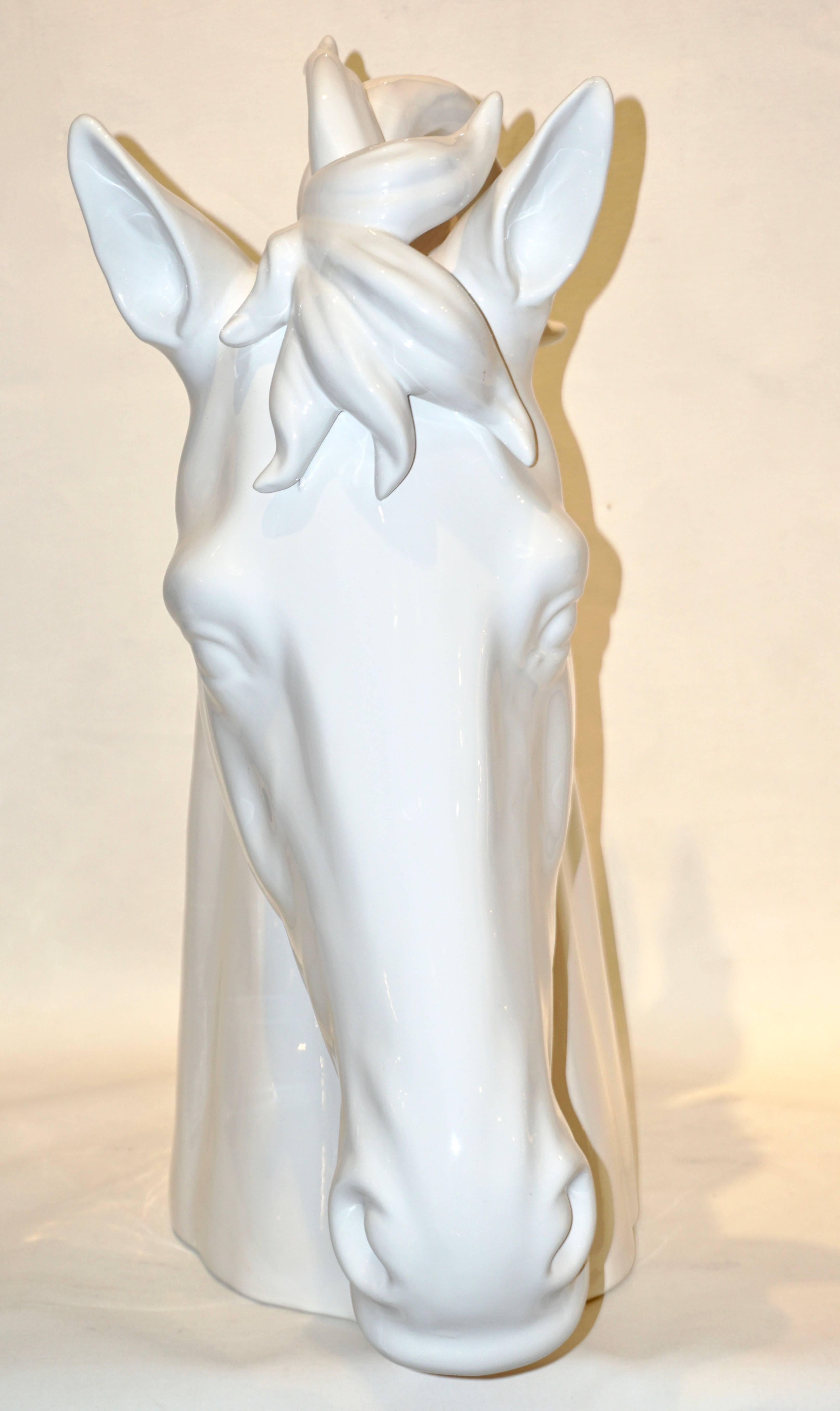 Sculptures de tête de cheval en céramique noire et blanche de conception Art déco moderne et surdimensionnée en vente 3