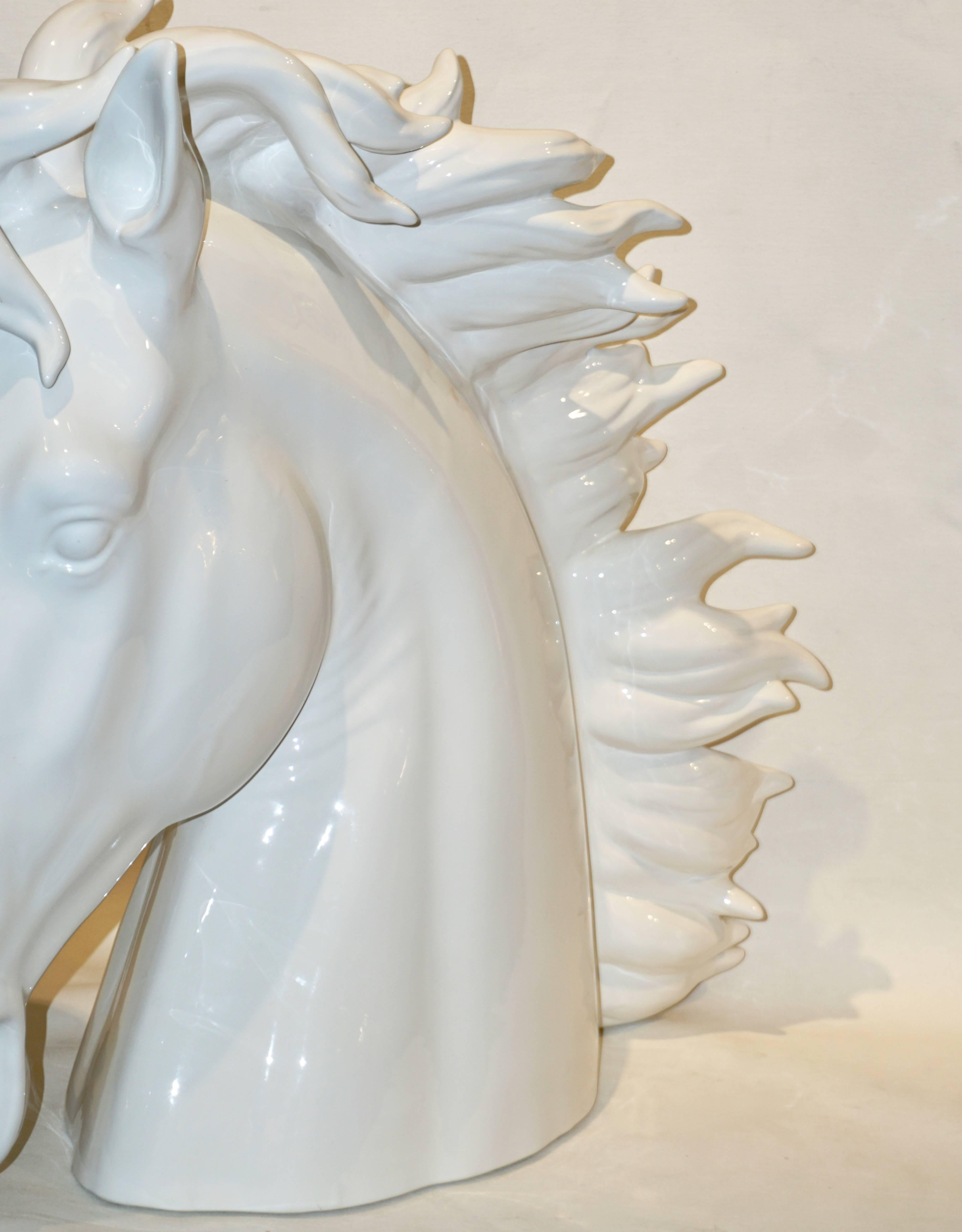 Sculptures de tête de cheval en céramique noire et blanche de conception Art déco moderne et surdimensionnée en vente 5