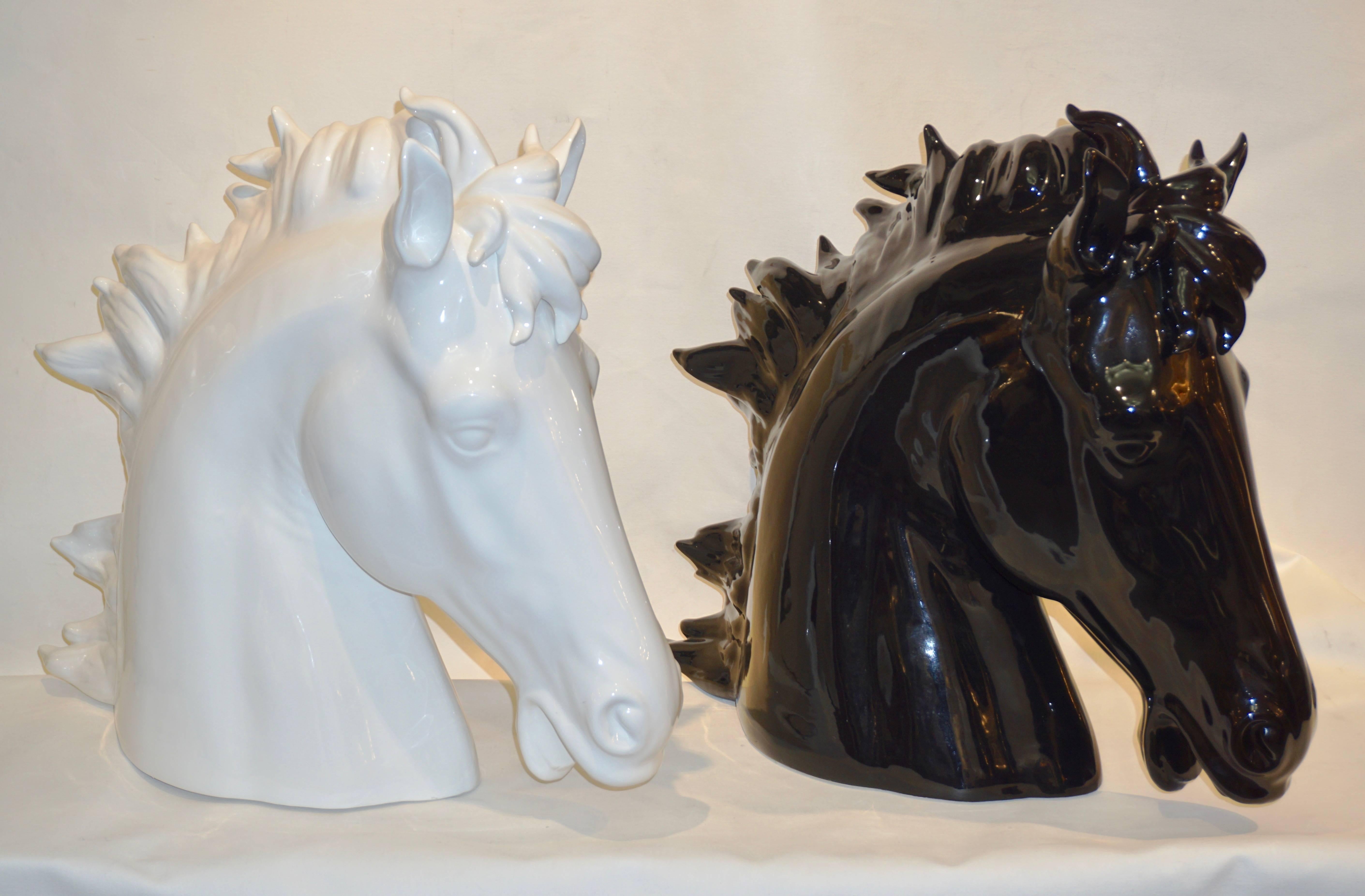 Minimaliste Sculptures de tête de cheval en céramique noire et blanche de conception Art déco moderne et surdimensionnée en vente