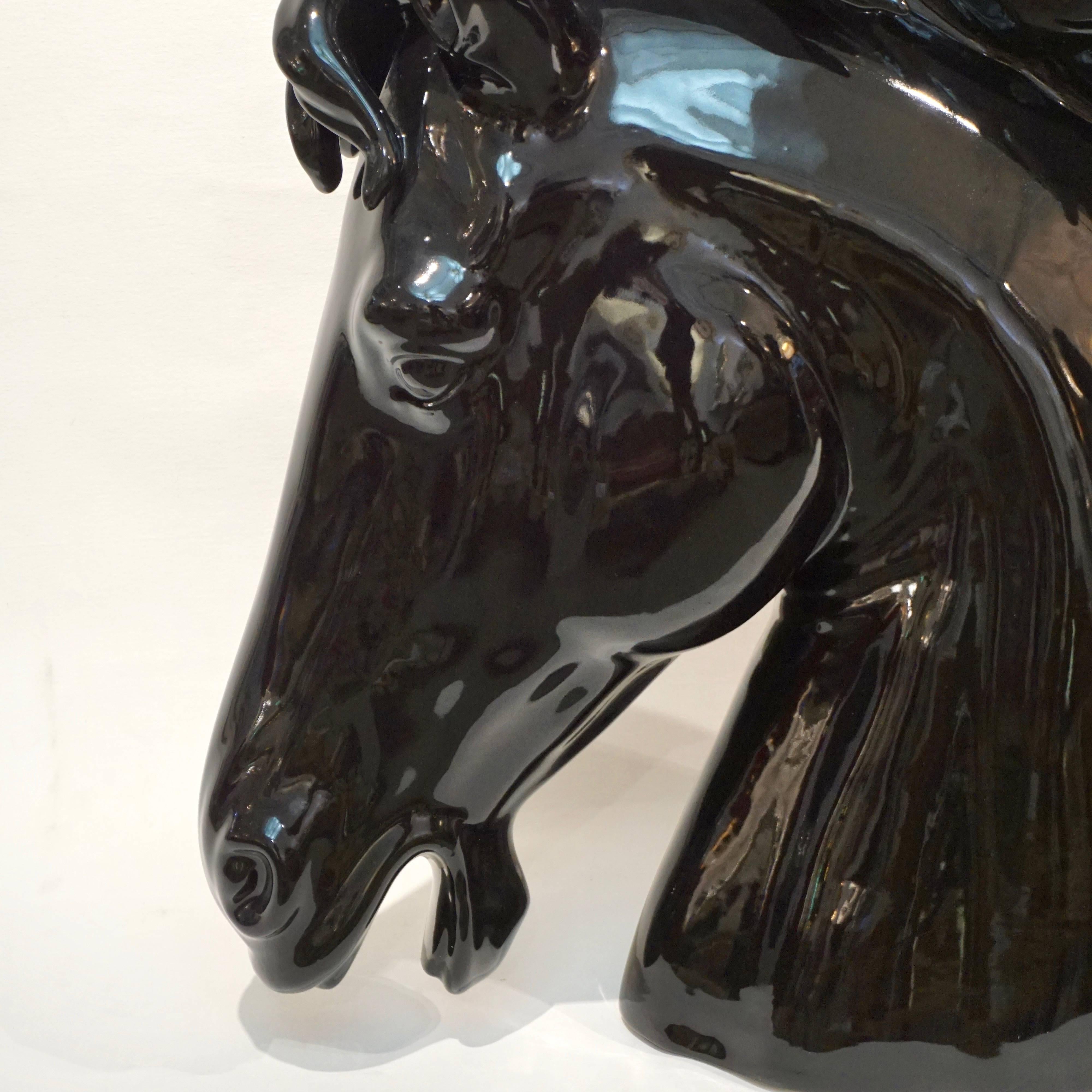 Vernissé Sculptures de tête de cheval en céramique noire et blanche de conception Art déco moderne et surdimensionnée en vente