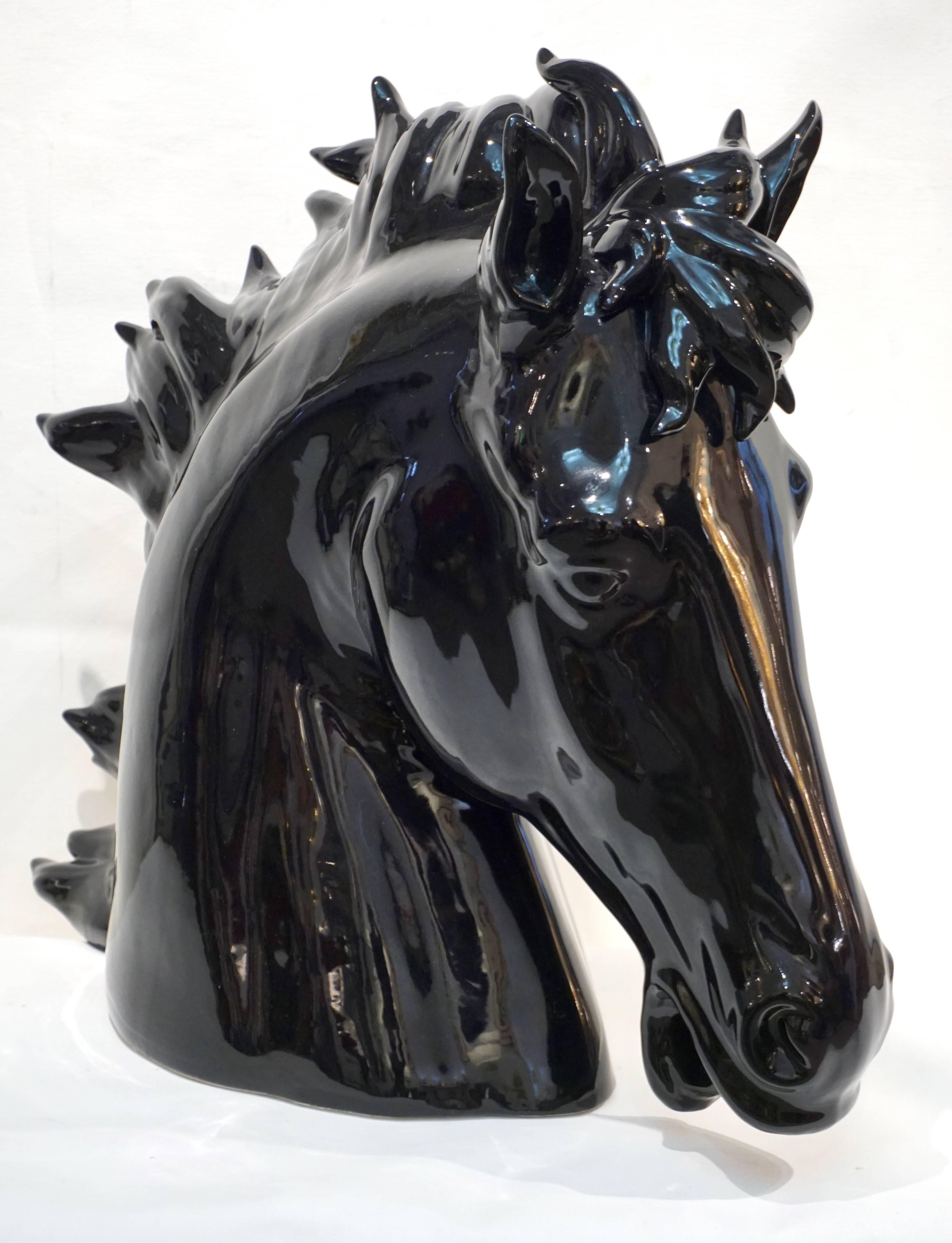 XXIe siècle et contemporain Sculptures de tête de cheval en céramique noire et blanche de conception Art déco moderne et surdimensionnée en vente
