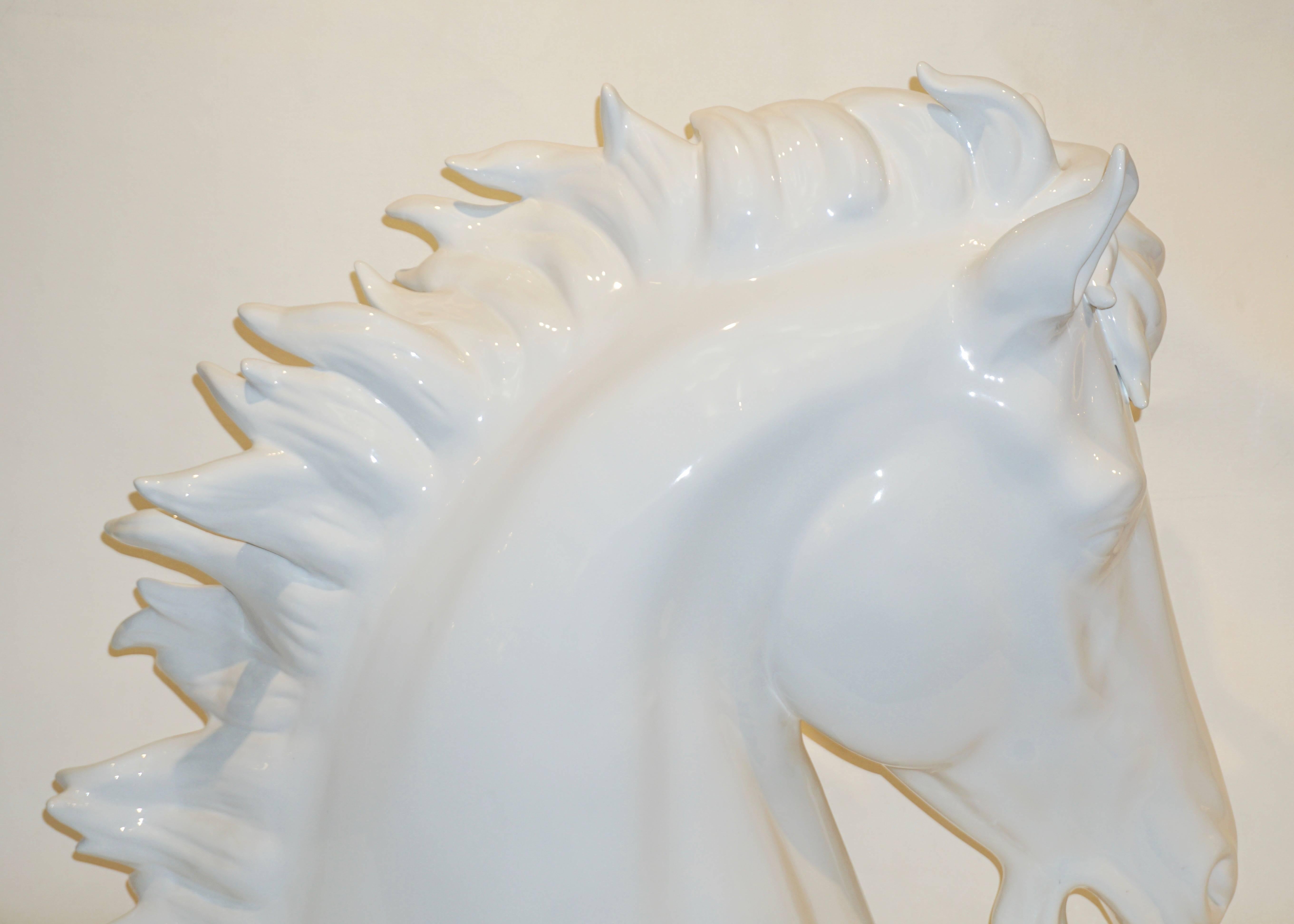 Sculptures de tête de cheval en céramique noire et blanche de conception Art déco moderne et surdimensionnée en vente 1