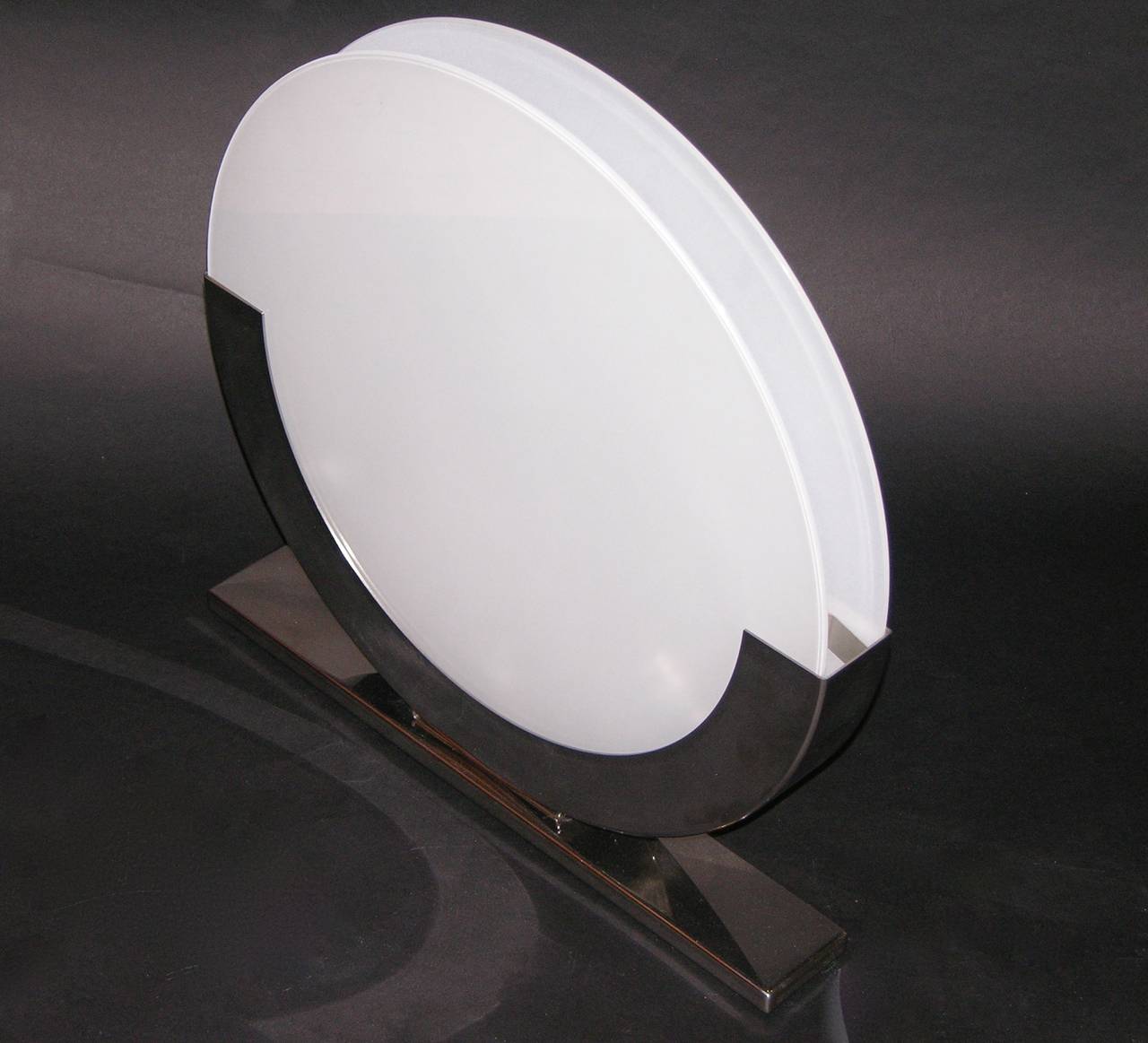 Modern Italian Design White and Chrome Round Table Lamp, 1990 1