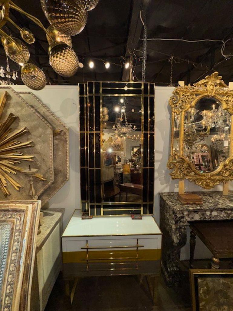 Laiton Miroirs modernes en verre noir et laiton poli de design italien en vente