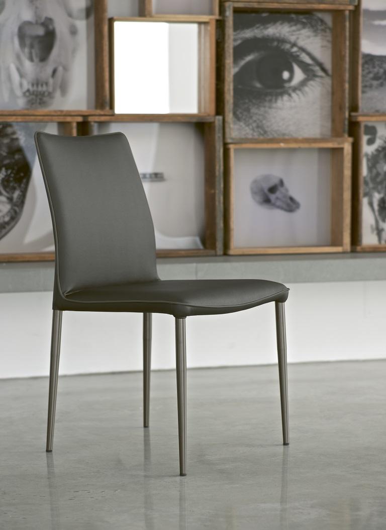 Style international Chaise moderne italienne Eco en cuir et métal laqué - Bontempi Casa Collection en vente