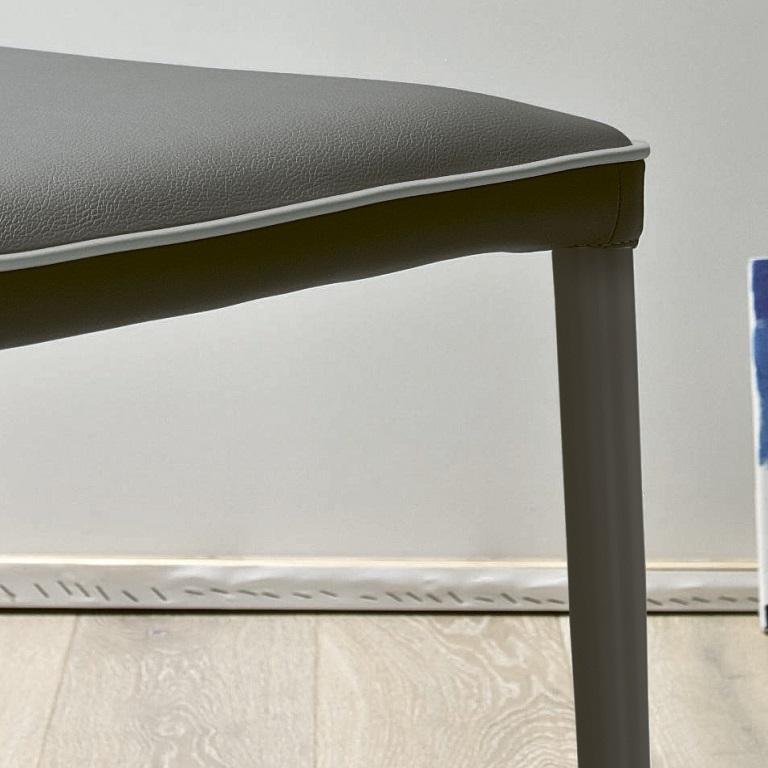 Moderner italienischer Stuhl aus Eco-Leder und lackiertem Metall, Bontempi Casa-Kollektion (Sonstiges) im Angebot