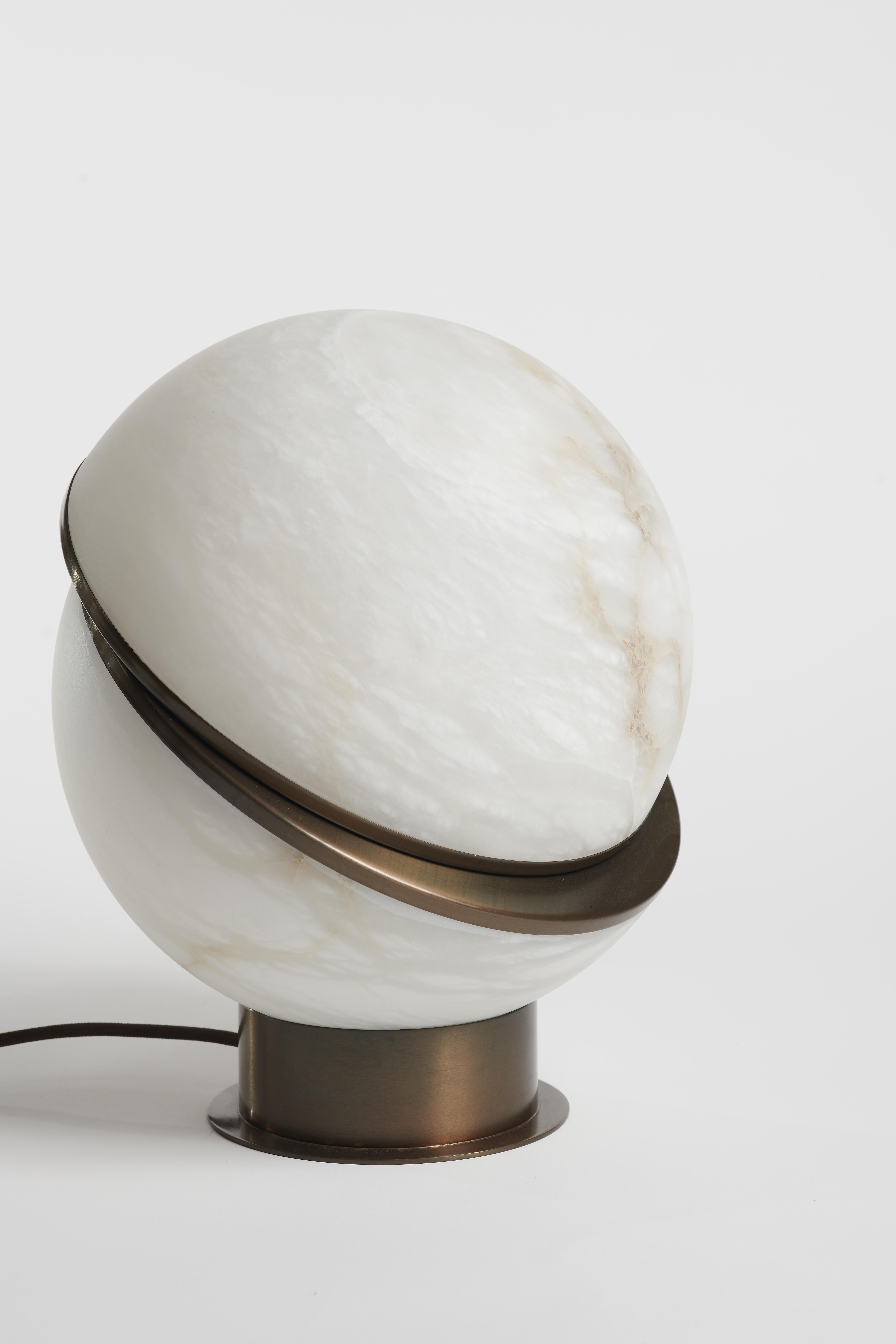 Moderne Lampe italienne moderne Allure éthérée de l'albâtre - Globe décalé en bronze en vente