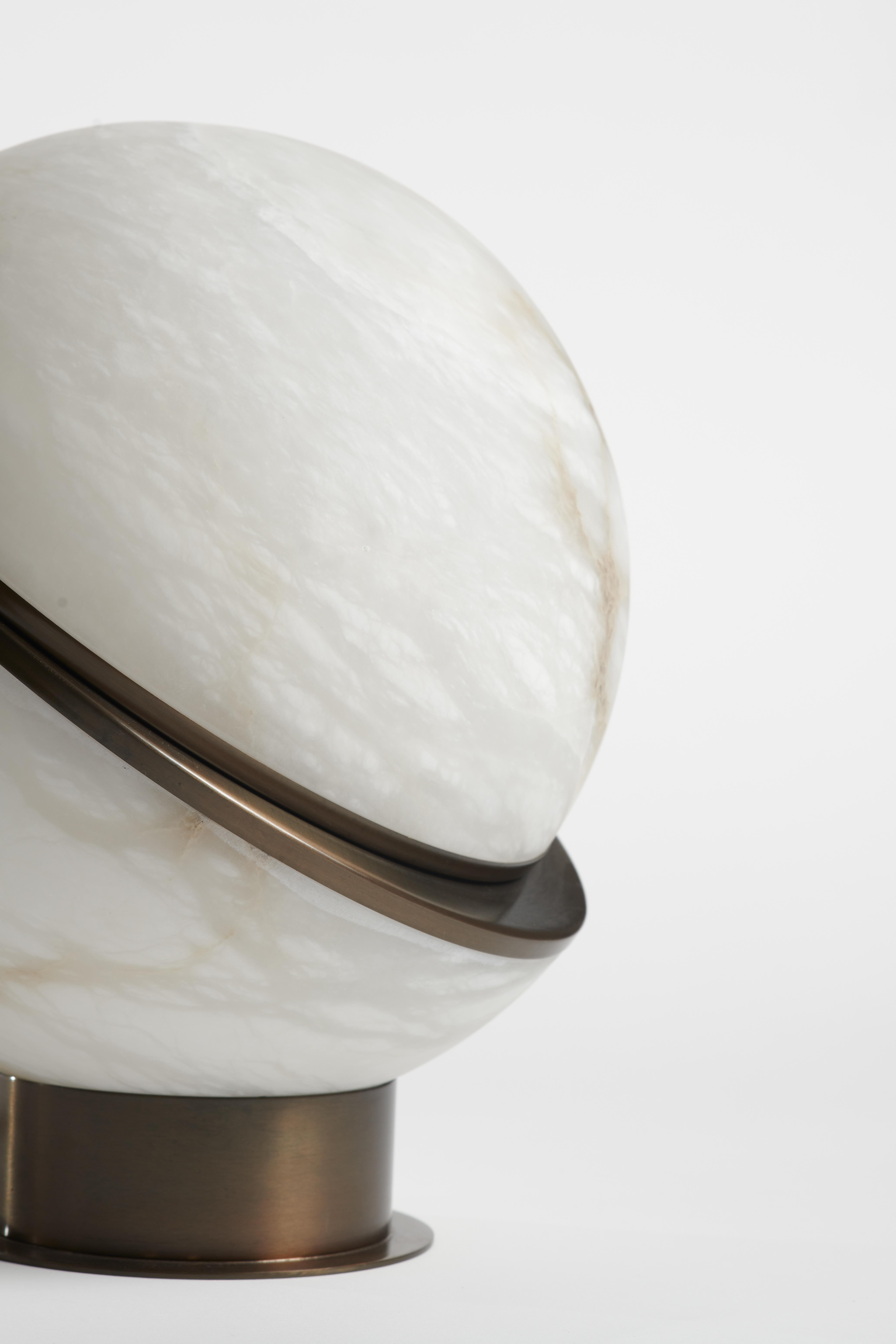 Dépoli Lampe italienne moderne Allure éthérée de l'albâtre - Globe décalé en bronze en vente