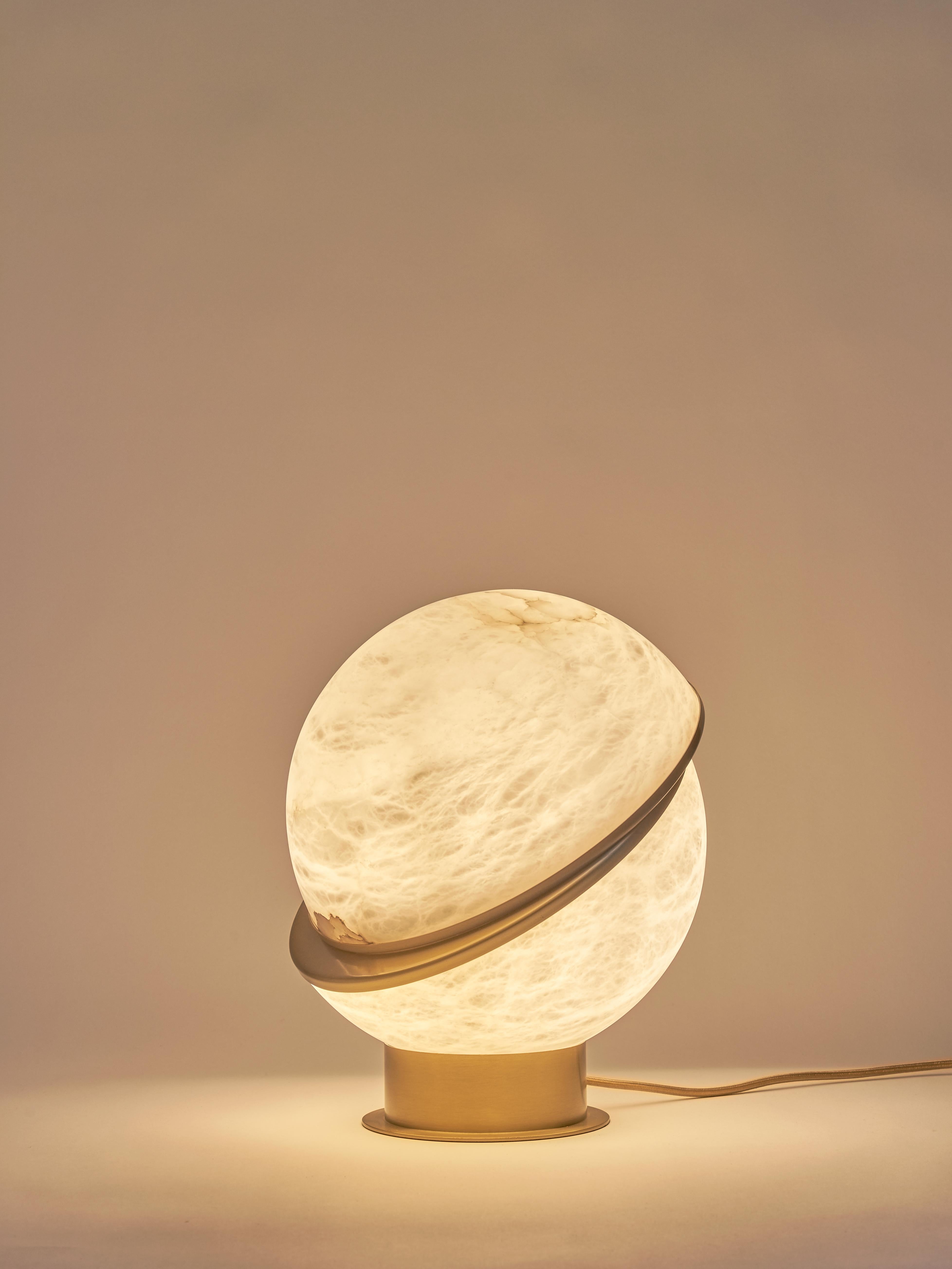 Moderne italienische ätherische Anziehungskraft von Alabaster – Offsetkugellampe aus satiniertem Messing (Italienisch) im Angebot