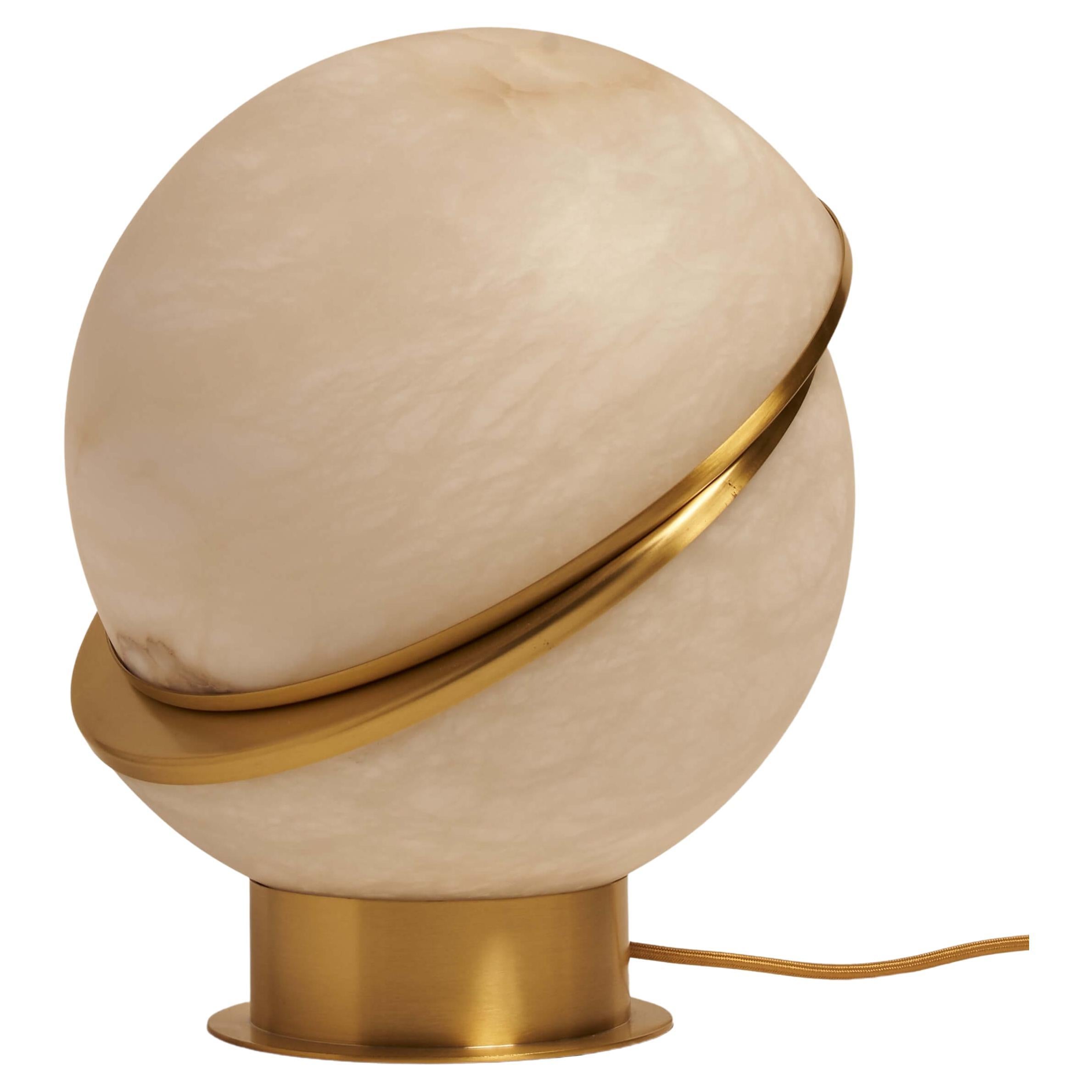 Moderne italienische ätherische Anziehungskraft von Alabaster – Offsetkugellampe aus satiniertem Messing im Angebot