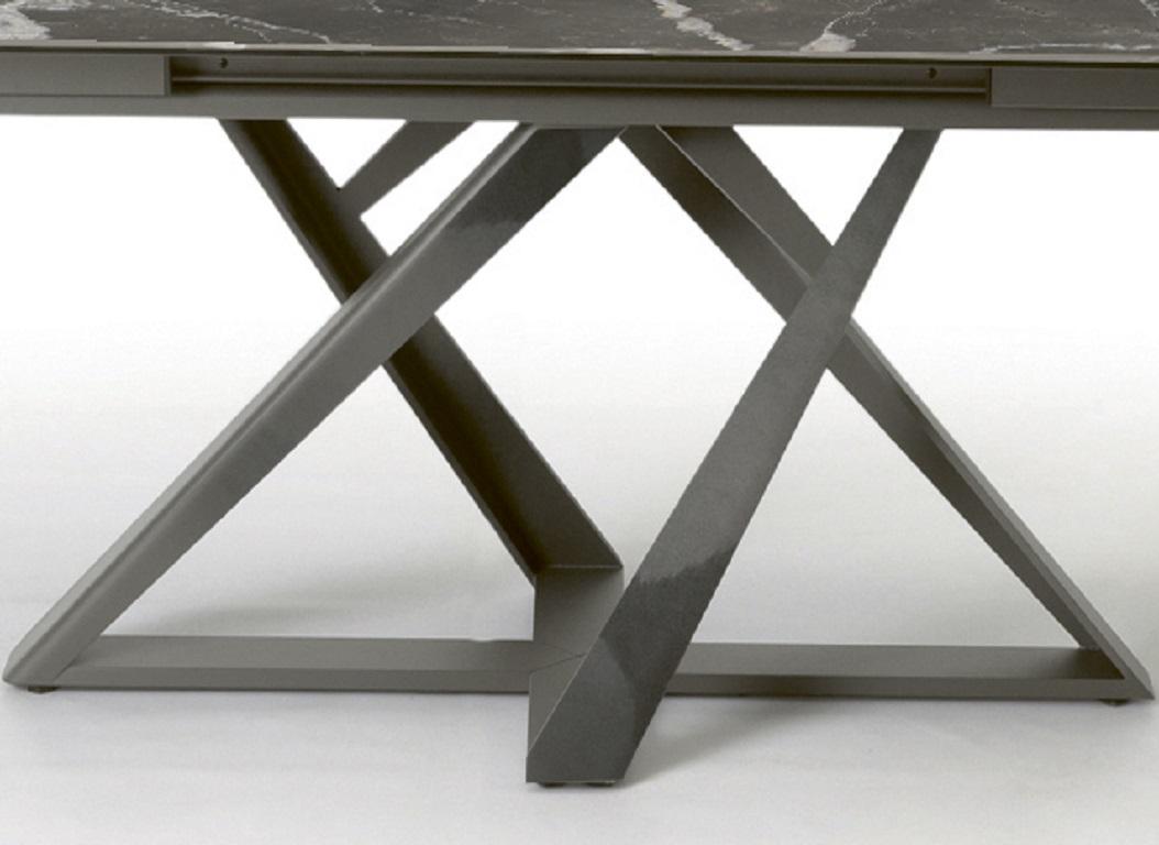 Style international Table italienne moderne à rallonge en marbre et métal laqué - Collection Bontempi en vente