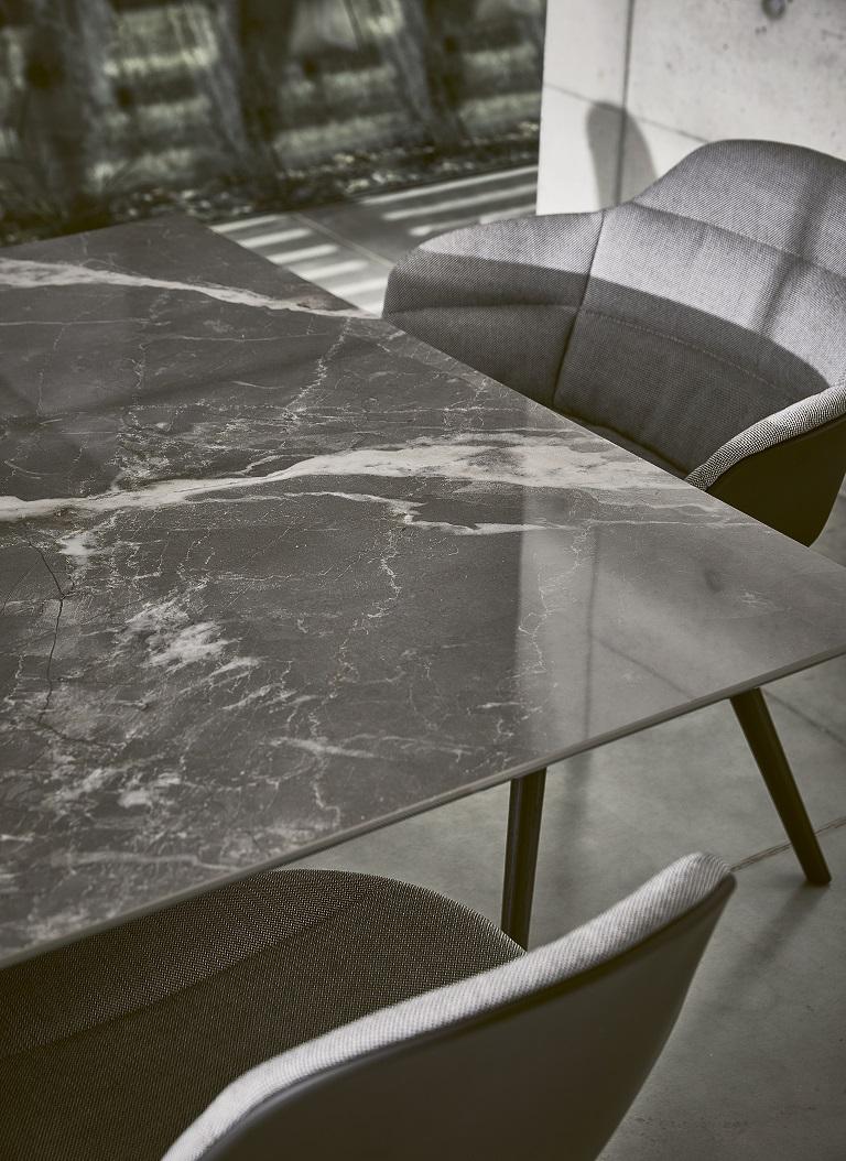 Laqué Table italienne moderne à rallonge en marbre et métal laqué - Collection Bontempi en vente