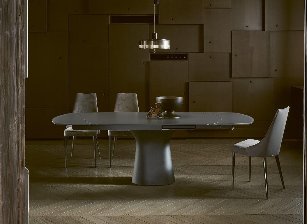Designed by Shannon Sadler, it is a solemn table with a strong visual impact, Podium captures attention for its sinuous but austere lines. The top lays on a solid and elegant concrete base, a distinctive feature of a sculpture table with a strong