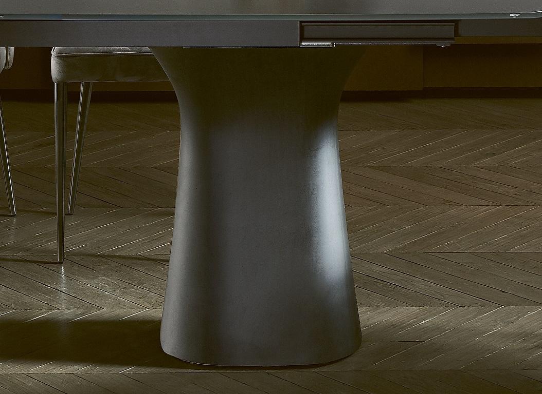Style international Table à rallonge italienne moderne en béton et verre mat - Collection Bontempi en vente