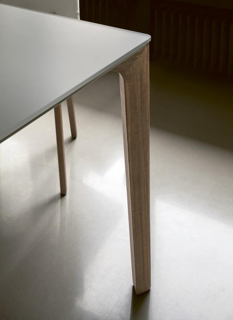Designed by Carlo Bimbi, this is a table in which tradition meets up with modernity, the craftsmanship detail featuring the wooden leg and the sinuous steel frame makes it a real “instant classic”. This Versus version is fixed with a Metal frame
