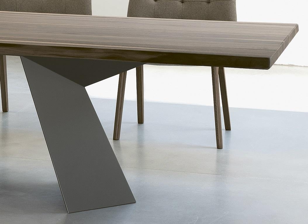 Designed by Silvia&Maurizio Varsi, this fixed table is characterized by the magnificent geometry of the base, that is the right stage for the top lightness, the result is a consistent balance of shapes. The frame is in Anthracide lacquered metal, to