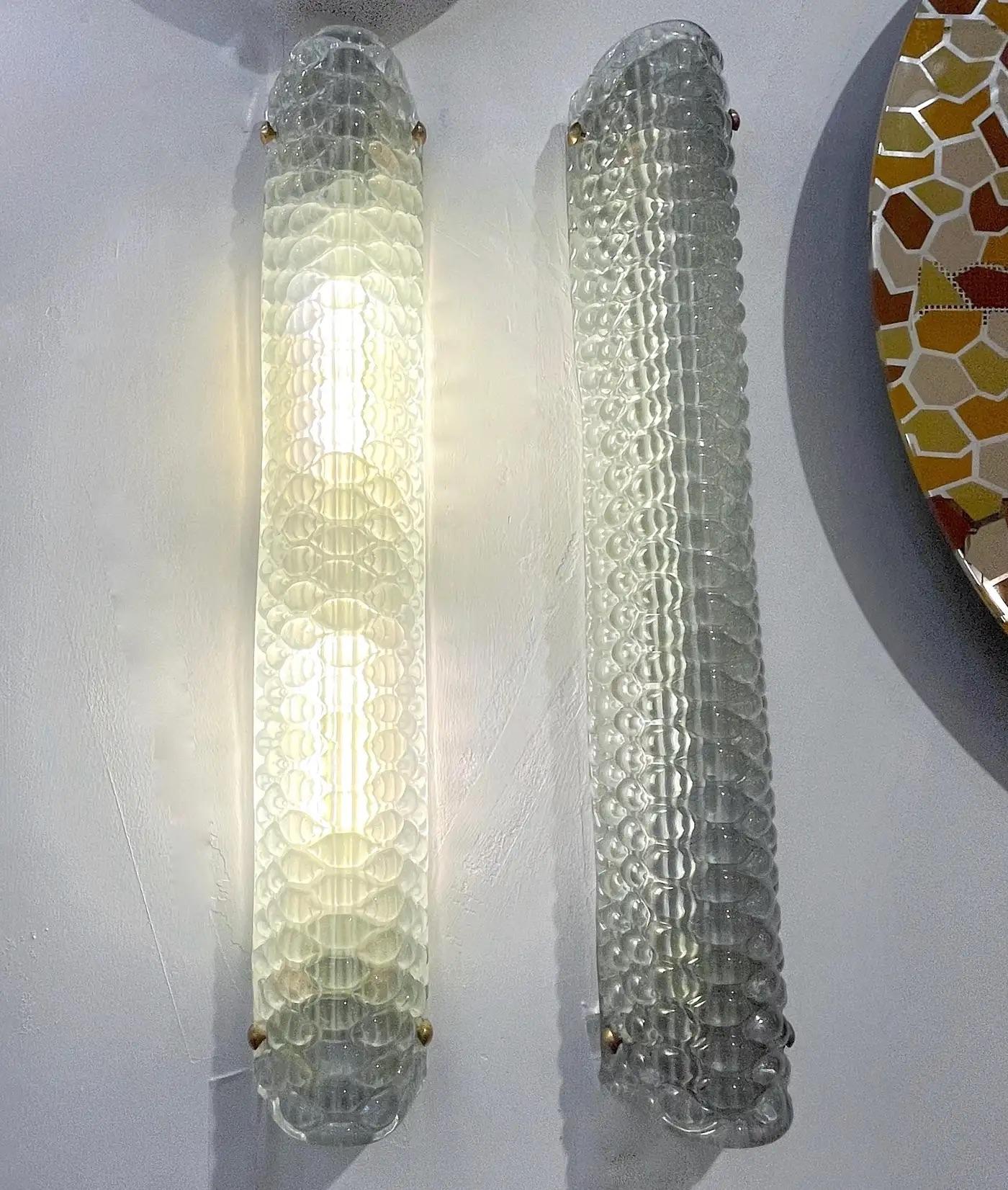 Zeitgenössische mundgeblasene italienische Murano-Glaslampen in einem raffinierten Aquablau im Fontana Arte-Stil, inspiriert vom modernen Design der Jahrhundertmitte. Diese Wandleuchten mit ihrer minimalistischen Ästhetik sind auf einer