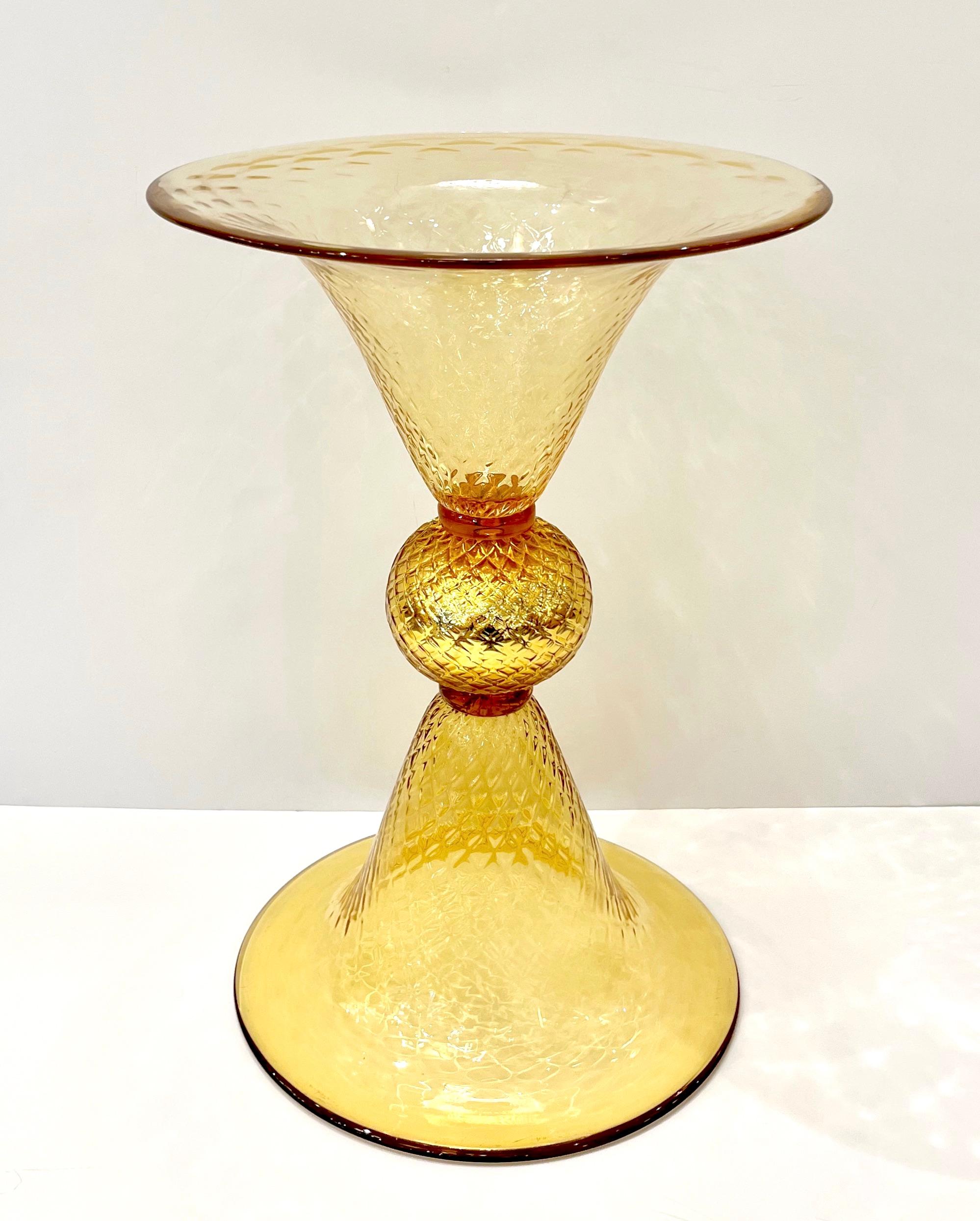 Zeitgenössische venezianische Goldvase aus mundgeblasenem Murano-Glas, bearbeitet mit reinem 24-karätigem Gold. Der untere und der obere Teil können beide als Sockel fungieren. Das Gehäuse besteht aus strukturiertem Glas mit einem Wabenmuster, das