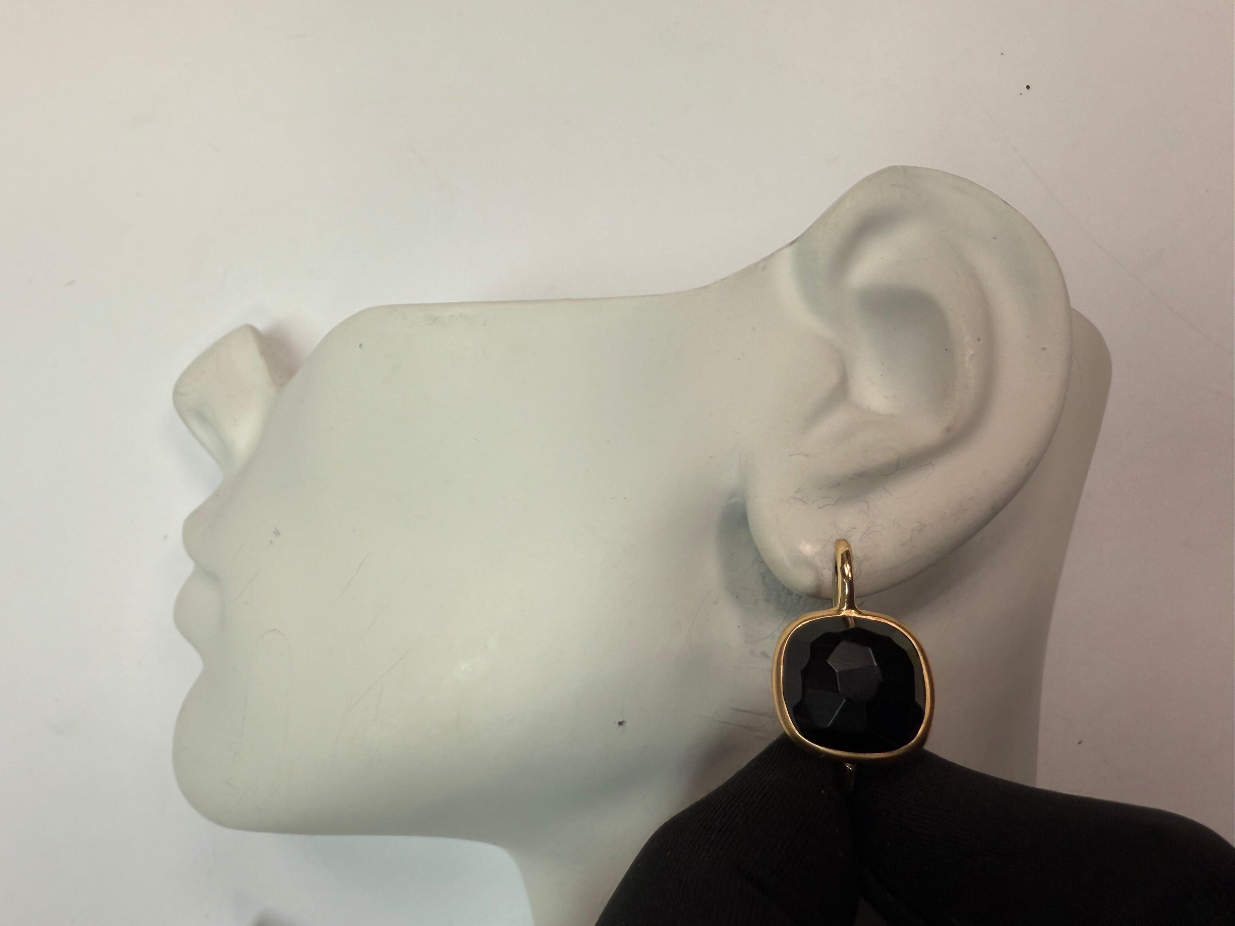 Elegant Italian earrings crafted in 18K yellow gold with a refined satin finish. Each earring features a bold onyx accent and measures approximately 15 mm in both length and width. Stamped 750 (Made in Italy), the pair weighs a total of 7.9