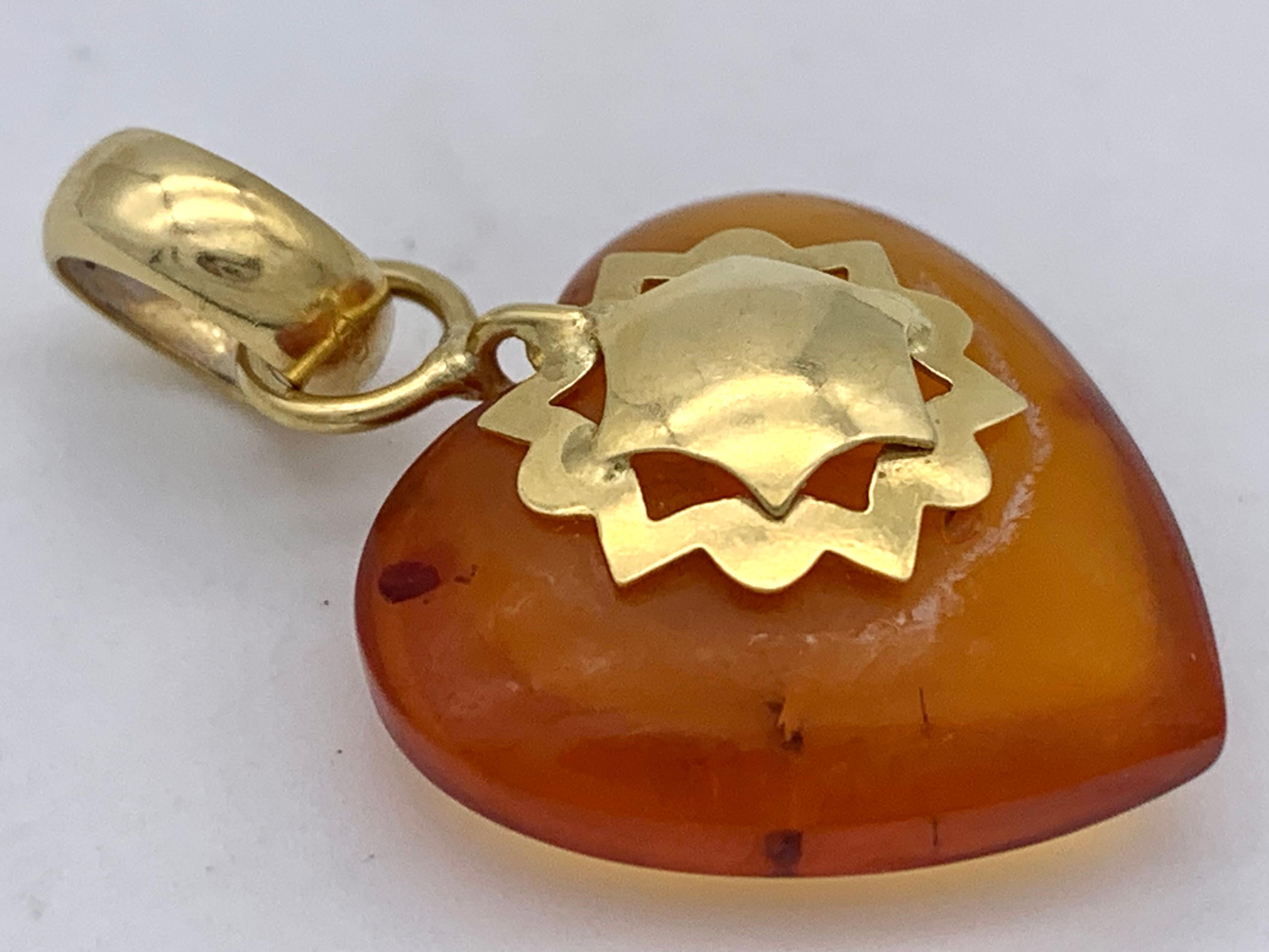 Modern Italian Heart Pendant Orange Coloured Amber 18 Karat Gold Star Flower In Good Condition For Sale In Munich, Bavaria