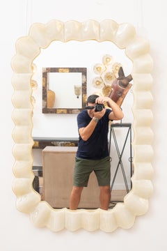 Espejo Italiano Moderno Crema de Alto Brillo con Marco Ondulado, en Stock