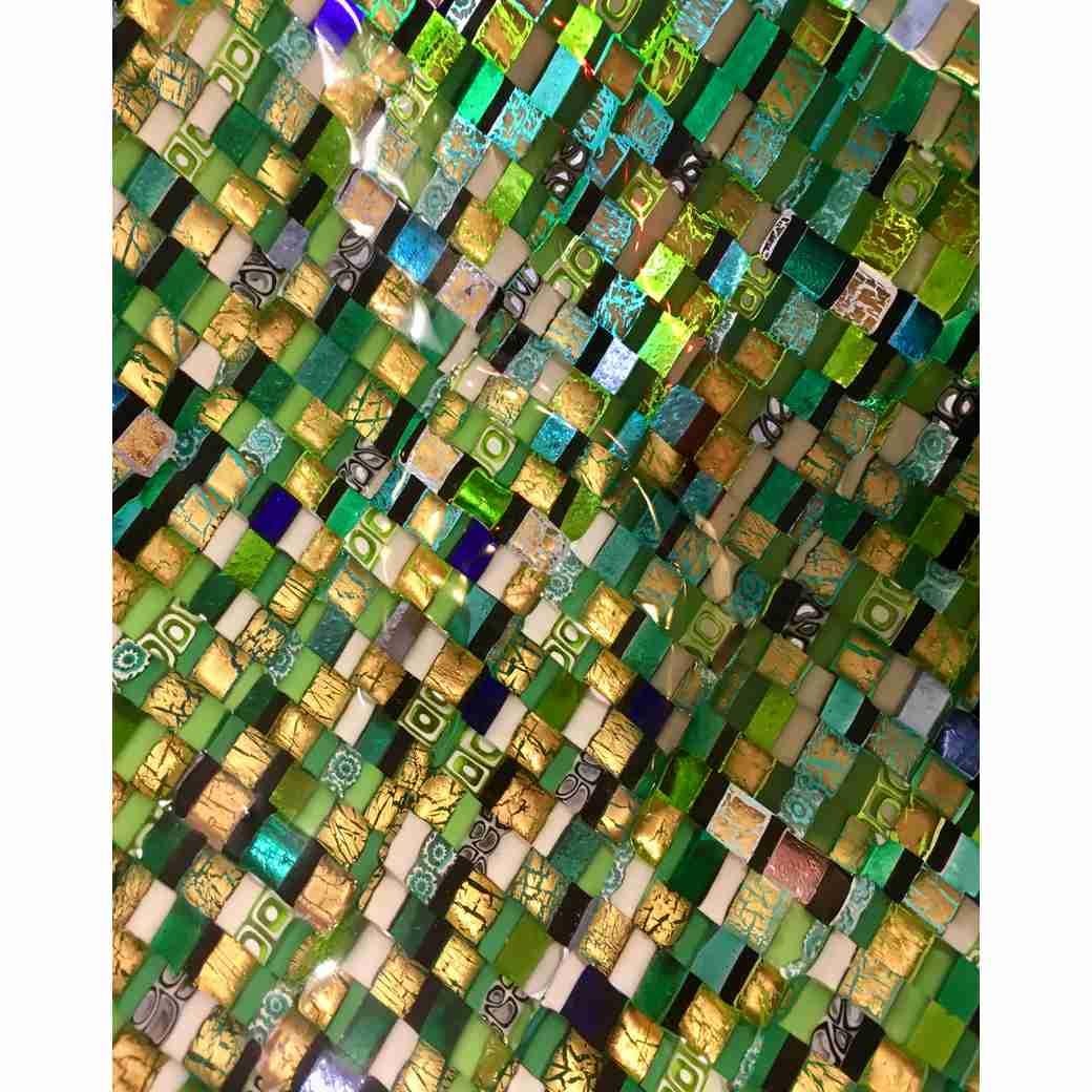 Ein wahres Kunstwerk, zeitgenössischer Murano-Glasaufsatz, ein kleines Juwel, verziert mit farbigem Muranoglas in Grüntönen und Weiß, jedes kleine farbige Stück einzeln mit Präzision von Hand in einem geometrischen Muster positioniert, kostbar